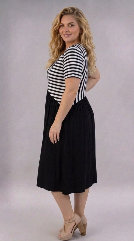 Φόρεμα μαύρο καλοκαιρινό - FRW682 | Candiashop Boutique, Ένα εντυπωσιακό φόρεμα που συνδυάζει με μαεστρία το κλασικό ριγέ μοτίβο με την αδιαμφισβήτητη κομψότητα του μαύρου χρώματος. Το επάνω μέρος διακοσμείται με οριζόντιες και κάθετες ρίγες σε λευκό και μαύρο χρώμα, δημιουργώντας ένα γεωμετρικό, μοντέρνο σχέδιο που τραβά αμέσως το βλέμμα. Η κοντή μανίκι και η στρογγυλή λαιμόκοψη προσδίδουν άνεση και γυναικεία χάρη, ενώ η μαύρη φούστα με τις πλούσιες πιέτες στη μέση χαρίζει ρευστή κίνηση και κολακεύει κάθε σιλουέτα. Ιδανικό για plus size γυναίκες που αναζητούν στυλ και άνεση ταυτόχρονα, αυτό το φόρεμα midi μήκους είναι κατάλληλο για καθημερινή χρήση, εξόδους με φίλες ή ακόμα και για επαγγελματικές συναντήσεις. Μπορεί να συνδυαστεί με nude γόβες ή σανδάλια για ένα κομψό αποτέλεσμα, ή με λευκά sneakers για ένα πιο casual look. Το διαχρονικό χρωματικό δίδυμο μαύρου-λευκού εγγυάται ευκολία συνδυασμών και κομψότητα σε κάθε περίσταση.