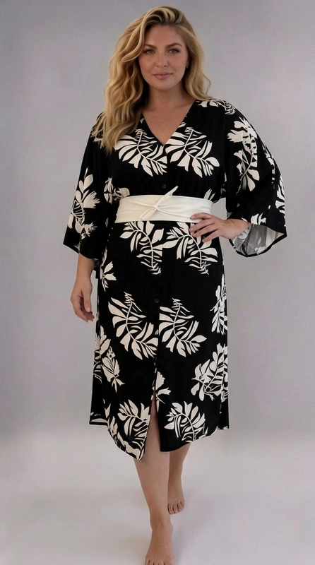 Φόρεμα μαύρο καλοκαιρινό - FRW683 | Candiashop Boutique, Ένα εντυπωσιακό φόρεμα plus size που συνδυάζει στυλ και άνεση με αψεγάδιαστο τρόπο. Το μαύρο φόντο του αναδεικνύει το υπέροχο μοτίβο με φύλλα σε κρεμ-εκρού απόχρωση, δημιουργώντας ένα τολμηρό και μοντέρνο αποτέλεσμα. Το φόρεμα διαθέτει γραμμή kimono με φαρδιά μανίκια τριών τετάρτων, που χαρίζουν μια αέρινη, boho αίσθηση. Το κλείσιμο με κουμπιά στο μπροστινό μέρος και η V-λαιμόκοψη προσθέτουν έναν κομψό χαρακτήρα, ενώ η κρεμ-εκρού ζώνη obi στη μέση ορίζει τη σιλουέτα και δίνει έμφαση στις καμπύλες με κολακευτικό τρόπο. Το midi μήκος του εξασφαλίζει κάλυψη και κομψότητα ταυτόχρονα. Ιδανικό για καλοκαιρινές εξόδους, βραδινές εκδηλώσεις ή ακόμα και για μια χαλαρή ημέρα στην παραλία. Μπορεί να φορεθεί με σανδάλια για casual εμφάνιση ή με πέδιλα για πιο επίσημες περιστάσεις. Ένα φόρεμα που αγκαλιάζει κάθε σώμα με χάρη και αυτοπεποίθηση.