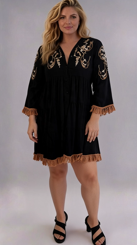 Ένα εντυπωσιακό plus size φόρεμα σε βαθύ μαύρο χρώμα που συνδυάζει boho αισθητική με κομψή διακόσμηση. Το σχέδιο του διακοσμείται με πλούσια χρυσοκαφέ κεντήματα με floral μοτίβα στο μπούστο και στους ώμους, δημιουργώντας μια εντυπωσιακή αντίθεση με το σκούρο φόντο. Η φαρδιά, tiered γραμμή του προσφέρει άνετη εφαρμογή που κολακεύει όλες τις σιλουέτες, ενώ το V\u002Dλαιμόκοψη με κουμπιά προσθέτει μια κομψή πινελιά. Τα μανίκια τριών τετάρτων τελειώνουν με καφέ κρόσσια, που επαναλαμβάνονται και στο τελείωμα της φούστας, δίνοντας ένα playful και μοδάτο αποτέλεσμα. Μπορεί να φορεθεί με μαύρα σανδάλια με τακούνι για ένα βραδινό look, ή με επίπεδα σανδάλια για μια καλοκαιρινή, casual εμφάνιση. Ιδανικό για καλοκαιρινές εξόδους, beach parties, ή ακόμα και για ένα boho\u002Dchic βραδινό ντύσιμο. Ένα πολυχρηστικό κομμάτι που συνδυάζει άνεση και στυλ με απόλυτη επιτυχία.