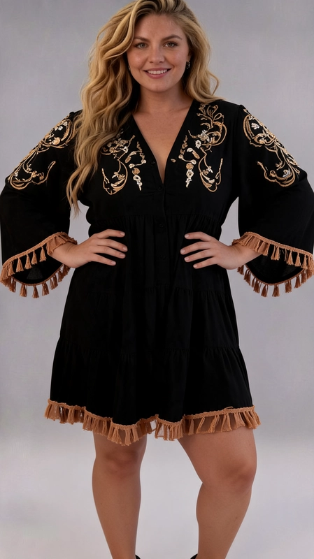 Φόρεμα μαύρο καλοκαιρινό - FRW686 | Candiashop Boutique, Ένα εντυπωσιακό plus size φόρεμα σε βαθύ μαύρο χρώμα που συνδυάζει boho αισθητική με κομψή διακόσμηση. Το σχέδιο του διακοσμείται με πλούσια χρυσοκαφέ κεντήματα με floral μοτίβα στο μπούστο και στους ώμους, δημιουργώντας μια εντυπωσιακή αντίθεση με το σκούρο φόντο. Η φαρδιά, tiered γραμμή του προσφέρει άνετη εφαρμογή που κολακεύει όλες τις σιλουέτες, ενώ το V-λαιμόκοψη με κουμπιά προσθέτει μια κομψή πινελιά. Τα μανίκια τριών τετάρτων τελειώνουν με καφέ κρόσσια, που επαναλαμβάνονται και στο τελείωμα της φούστας, δίνοντας ένα playful και μοδάτο αποτέλεσμα. Μπορεί να φορεθεί με μαύρα σανδάλια με τακούνι για ένα βραδινό look, ή με επίπεδα σανδάλια για μια καλοκαιρινή, casual εμφάνιση. Ιδανικό για καλοκαιρινές εξόδους, beach parties, ή ακόμα και για ένα boho-chic βραδινό ντύσιμο. Ένα πολυχρηστικό κομμάτι που συνδυάζει άνεση και στυλ με απόλυτη επιτυχία.
