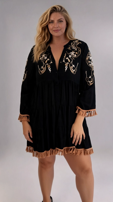 Φόρεμα μαύρο καλοκαιρινό - FRW686 | Candiashop Boutique, Ένα εντυπωσιακό plus size φόρεμα σε βαθύ μαύρο χρώμα που συνδυάζει boho αισθητική με κομψή διακόσμηση. Το σχέδιο του διακοσμείται με πλούσια χρυσοκαφέ κεντήματα με floral μοτίβα στο μπούστο και στους ώμους, δημιουργώντας μια εντυπωσιακή αντίθεση με το σκούρο φόντο. Η φαρδιά, tiered γραμμή του προσφέρει άνετη εφαρμογή που κολακεύει όλες τις σιλουέτες, ενώ το V-λαιμόκοψη με κουμπιά προσθέτει μια κομψή πινελιά. Τα μανίκια τριών τετάρτων τελειώνουν με καφέ κρόσσια, που επαναλαμβάνονται και στο τελείωμα της φούστας, δίνοντας ένα playful και μοδάτο αποτέλεσμα. Μπορεί να φορεθεί με μαύρα σανδάλια με τακούνι για ένα βραδινό look, ή με επίπεδα σανδάλια για μια καλοκαιρινή, casual εμφάνιση. Ιδανικό για καλοκαιρινές εξόδους, beach parties, ή ακόμα και για ένα boho-chic βραδινό ντύσιμο. Ένα πολυχρηστικό κομμάτι που συνδυάζει άνεση και στυλ με απόλυτη επιτυχία.