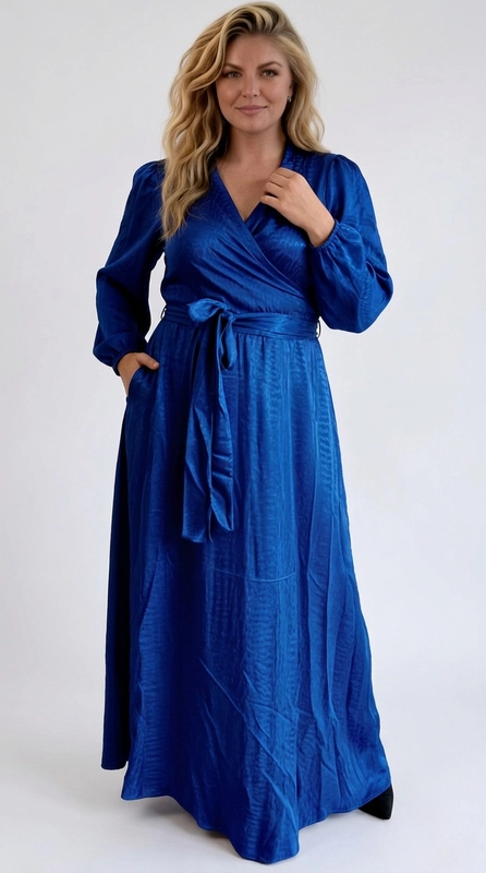 Φόρεμα μπλε ρουά καλοκαιρινό - FRW690 | Candiashop Boutique, Ένα εντυπωσιακό maxi φόρεμα σε βαθύ ρουά χρώμα που αποπνέει κομψότητα και θηλυκότητα. Κατασκευασμένο από σατέν ύφασμα με ανάγλυφο jacquard μοτίβο, το φόρεμα αυτό συνδυάζει την πολυτέλεια με τη διαχρονική γοητεία. Το κρουαζέ ντεκολτέ σε σχήμα V ενισχύει τη θηλυκή σιλουέτα, ενώ η ζώνη που δένει στη μέση τονίζει τις καμπύλες με τον πιο κολακευτικό τρόπο. Τα φουσκωτά μακριά μανίκια προσθέτουν δραματισμό και στυλ, κάνοντάς το ιδανικό για επίσημες εμφανίσεις. Η maxi γραμμή του εξασφαλίζει κομψή κάλυψη. Ειδικά σχεδιασμένο για plus size σώματα, προσφέρει άνεση χωρίς να θυσιάζει το στυλ. Μπορεί να φορεθεί σε γάμους, βαπτίσεις, επίσημα δείπνα ή εταιρικές εκδηλώσεις. Συνδυάστε το με χρυσά αξεσουάρ και ψηλοτάκουνες γόβες για μια αξέχαστη εμφάνιση που θα κλέψει όλα τα βλέμματα.