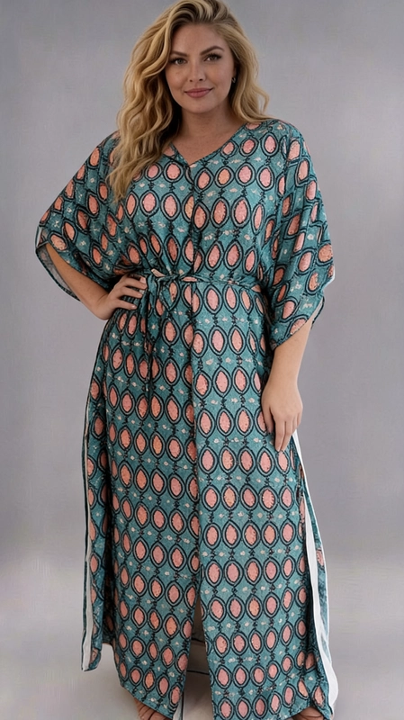 Φόρεμα πετρόλ καλοκαιρινό - FRW660 | Candiashop Boutique, Ένα εντυπωσιακό φόρεμα που συνδυάζει στυλ και άνεση για τη γυναίκα με καμπύλες. Το υπέροχο γεωμετρικό μοτίβο του σε πετρόλ χρώμα δημιουργεί μια αισθητική που θυμίζει bohemian ταξιδιωτικούς προορισμούς. Τα οβάλ σχέδια σε ροδακινί απόχρωση ξεχωρίζουν πάνω στο βαθύ τιρκουάζ φόντο, δίνοντας μια εξωτική, ανατολίτικη αίσθηση. Η ευρύχωρη, αέρινη γραμμή του με τα κιμονό μανίκια εξασφαλίζει άριστη εφαρμογή και ελευθερία κινήσεων, ενώ η ζώνη στη μέση προσδίδει κομψή σιλουέτα. Το βαθύ V-λαιμόκοψη και το άνοιγμα στο κάτω μέρος προσθέτουν μια αισθησιακή πινελιά. Ιδανικό για καλοκαιρινές εξόδους, βραδινές βόλτες στην παραλία, καλοκαιρινά πάρτι ή ακόμα και ως παρεό. Μπορεί να φορεθεί με σανδάλια ή εσπαντρίγιες για ένα ολοκληρωμένο, boho-chic αποτέλεσμα που κολακεύει κάθε σώμα.