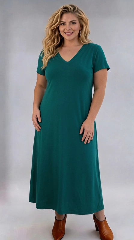 Φόρεμα πετρόλ καλοκαιρινό - FRW803 | Candiashop Boutique, Ένα υπέροχο maxi φόρεμα σε βαθύ πετρόλ χρώμα που αναδεικνύει κάθε plus size σιλουέτα με κομψό και θηλυκό τρόπο. Το μονόχρωμο σχέδιό του με λεία υφή δίνει μια αίσθηση πολυτέλειας και εκλέπτυνσης, ενώ η Α γραμμή που ακολουθεί δημιουργεί μια ρέουσα και άνετη εφαρμογή που κολακεύει το σώμα. Ο κομψός λαιμός σε σχήμα V επιμηκύνει οπτικά τον λαιμό, ενώ τα κοντά μανίκια προσθέτουν μια αίσθηση κομψότητας και άνεσης. Ιδανικό για γυναίκες που αναζητούν στυλ και άνεση, αυτό το φόρεμα μπορεί να φορεθεί σε επαγγελματικά ραντεβού, σε οικογενειακές εξόδους ή σε ημι-επίσημες περιστάσεις. Συνδυάζεται τέλεια με ankle boots για ένα chic αποτέλεσμα, όπως φαίνεται και στη φωτογραφία, ή με ψηλοτάκουνα πέδιλα για βραδινές εμφανίσεις. Το μήκος του, που φτάνει κάτω από τη γάμπα, το καθιστά κατάλληλο για κάθε εποχή, ενώ το ελαστικό ύφασμά του εξασφαλίζει άψογη εφαρμογή και ελευθερία κινήσεων.