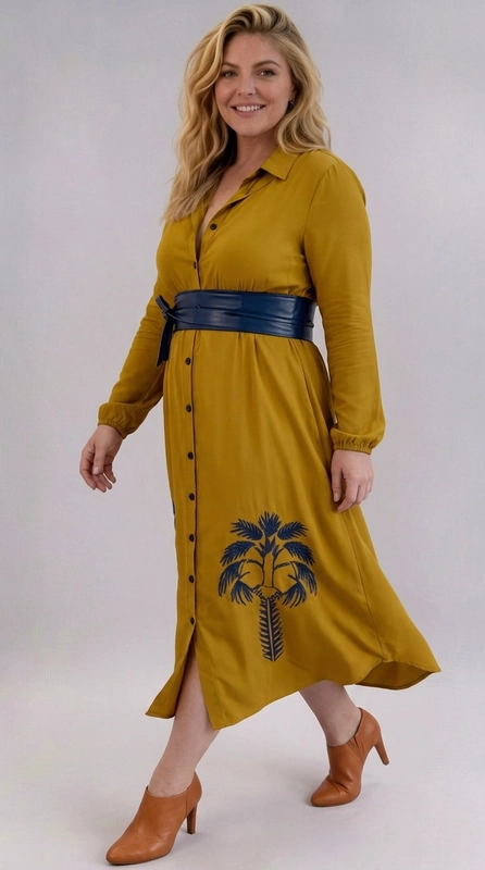 Φόρεμα πράσινο καλοκαιρινό - FRW694 | Candiashop Boutique, Ένα εντυπωσιακό φόρεμα σε βαθύ ώχρα-μουσταρδί χρώμα που αναδεικνύει τη θηλυκή σιλουέτα με στιλ και κομψότητα. Το σχέδιό του διαθέτει κλασικό γιακά πουκαμίσου και κουμπιά που διατρέχουν κατακόρυφα το μπροστινό μέρος, δίνοντας έναν εκλεπτυσμένο, vintage χαρακτήρα. Το αποκορύφωμα του σχεδιασμού είναι τα μοναδικά μοτίβα φοινικόδεντρων, τοποθετημένα συμμετρικά στο κάτω τμήμα, που προσδίδουν έναν εξωτικό, τροπικό τόνο. Το φόρεμα διαθέτει μακριά μανίκια και midi μήκος, ενώ η γραμμή empire με τη φαρδιά ζώνη τονίζει τη μέση και δημιουργεί κολακευτική εφαρμογή για plus size σώματα. Η φαρδιά φούστα εξασφαλίζει άνεση και ελευθερία κινήσεων. Μπορεί να φορεθεί σε καλοκαιρινές εκδρομές, ημερήσιες εξόδους ή και σε πιο επίσημες περιστάσεις. Συνδυάστε το με κάστανα μποτάκια ή σανδάλια για ένα ολοκληρωμένο, τάσης αποτέλεσμα.