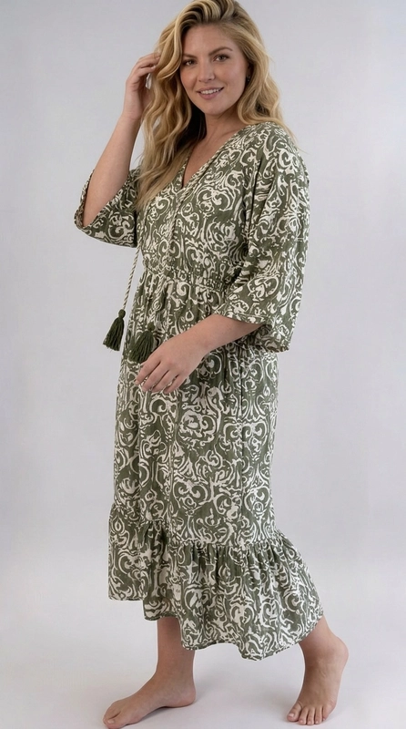 Φόρεμα πράσινο καλοκαιρινό - FRW707 | Candiashop Boutique, Ένα υπέροχο boho φόρεμα σε χακί πράσινο και εκρού χρώμα, με εντυπωσιακό αραβουργές μοτίβο που δημιουργεί μια αίσθηση εξωτισμού και κομψότητας. Η φαρδιά, άνετη γραμμή του το καθιστά ιδανικό για plus size σιλουέτες, προσφέροντας ελευθερία κινήσεων χωρίς να θυσιάζει το στυλ. Το βαθύ V-λαιμόκοψη με τα χαρακτηριστικά κρόσσια-φούντες σε χακί πράσινο αποτελούν το κεντρικό στοιχείο του σχεδιασμού, προσδίδοντας έναν ιδιαίτερο βοημιανό χαρακτήρα. Τα τρία τέταρτα μανίκια και το βολάν στο τελείωμα της φούστας προσθέτουν θηλυκότητα και κίνηση, ενώ η midi γραμμή το κάνει κατάλληλο για κάθε ηλικία. Ιδανικό για καλοκαιρινές εξόδους, διακοπές στην παραλία ή βόλτες στην πόλη. Μπορεί να φορεθεί με επίπεδα σανδάλια ή εσπαντρίγιες για ένα ολοκληρωμένο boho look, ή με λευκά sneakers για μια πιο casual εμφάνιση. Ένα κομμάτι που συνδυάζει άνεση και στυλ με αξεπέραστη χάρη.