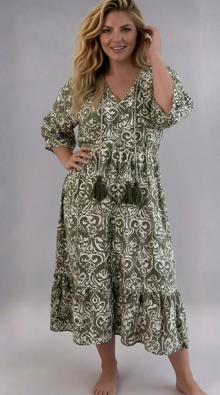 Φόρεμα πράσινο καλοκαιρινό - FRW707 | Candiashop Boutique, Ένα υπέροχο boho φόρεμα σε χακί πράσινο και εκρού χρώμα, με εντυπωσιακό αραβουργές μοτίβο που δημιουργεί μια αίσθηση εξωτισμού και κομψότητας. Η φαρδιά, άνετη γραμμή του το καθιστά ιδανικό για plus size σιλουέτες, προσφέροντας ελευθερία κινήσεων χωρίς να θυσιάζει το στυλ. Το βαθύ V-λαιμόκοψη με τα χαρακτηριστικά κρόσσια-φούντες σε χακί πράσινο αποτελούν το κεντρικό στοιχείο του σχεδιασμού, προσδίδοντας έναν ιδιαίτερο βοημιανό χαρακτήρα. Τα τρία τέταρτα μανίκια και το βολάν στο τελείωμα της φούστας προσθέτουν θηλυκότητα και κίνηση, ενώ η midi γραμμή το κάνει κατάλληλο για κάθε ηλικία. Ιδανικό για καλοκαιρινές εξόδους, διακοπές στην παραλία ή βόλτες στην πόλη. Μπορεί να φορεθεί με επίπεδα σανδάλια ή εσπαντρίγιες για ένα ολοκληρωμένο boho look, ή με λευκά sneakers για μια πιο casual εμφάνιση. Ένα κομμάτι που συνδυάζει άνεση και στυλ με αξεπέραστη χάρη.