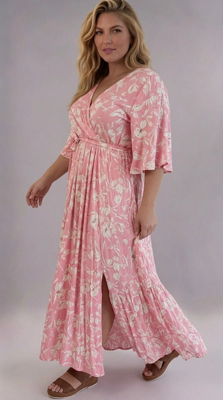 Φόρεμα ροζ καλοκαιρινό - FRW665 | Candiashop Boutique, Ένα υπέροχο maxi φόρεμα σε ροζ παστέλ απόχρωση, διακοσμημένο με λεπτό floral μοτίβο σε κρεμ-εκρού χρώμα, που αποπνέει θηλυκότητα και κομψότητα. Το κρουαζέ ντεκολτέ με V-λαιμόκοψη δημιουργεί μια κολακευτική γραμμή, ενώ η ρυθμιζόμενη ζώνη στη μέση τονίζει την καμπύλη σιλουέτα και προσφέρει εξαιρετική εφαρμογή για plus size σώματα. Τα φαρδιά μανίκια τύπου "angel sleeve" προσθέτουν μια αέρινη, ρομαντική πινελιά στο σύνολο, ενώ η πλούσια, πιεστή φούστα με το διακριτικό άνοιγμα μπροστά εξασφαλίζει άνετη κίνηση. Το ύφασμα φαίνεται ελαφρύ και ρέον, ιδανικό για ζεστές μέρες. Μπορεί να φορεθεί σε καλοκαιρινές εκδηλώσεις, γάμους, βαφτίσια ή ρομαντικά δείπνα, συνδυάζοντάς το με σανδάλια ή πέδιλα σε γήινες αποχρώσεις για ένα ολοκληρωμένο, θηλυκό αποτέλεσμα. Ιδανική επιλογή για κάθε γυναίκα που θέλει να αισθάνεται όμορφη και σέξι.