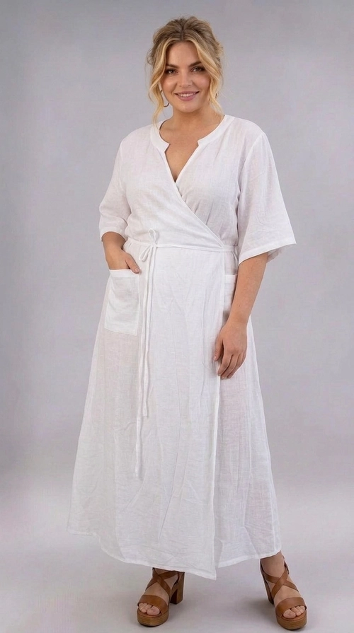Φόρεμα άσπρο καλοκαιρινό - FRW809 | Candiashop Boutique, Ένα υπέροχο φόρεμα σε λευκό χρώμα που αναδεικνύει την ομορφιά κάθε γυναίκας, ιδανικό για plus size σιλουέτες. Το wrap στυλ του με το χαρακτηριστικό V-λαιμόκοψη δημιουργεί μια κομψή και κολακευτική εφαρμογή, ενώ η υφή του υφάσματος, που θυμίζει λινό, προσδίδει ένα αέρινο και φυσικό χαρακτήρα. Το φόρεμα διαθέτει κοντά μανίκια σε στυλ κιμονό, που χαρίζουν άνεση και ελευθερία κινήσεων, καθώς και ένα λεπτό ζωνάκι στη μέση που τονίζει τις καμπύλες. Το μάξι μήκος του, που φτάνει έως τον αστράγαλο, το καθιστά ιδανικό για κάθε περίσταση. Μια εξαιρετική επιλογή για καλοκαιρινές βόλτες, παραλία, καλοκαιρινά πάρτι ή ακόμα και για πιο επίσημες εξόδους. Μπορεί να συνδυαστεί τέλεια με καφέ πλατφόρμες ή σανδάλια, όπως φαίνεται στη φωτογραφία, αλλά και με χρυσά αξεσουάρ για ένα ολοκληρωμένο, θηλυκό αποτέλεσμα. Ένα διαχρονικό κομμάτι που δεν πρέπει να λείπει από καμία γκαρνταρόμπα.