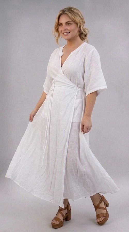 Φόρεμα άσπρο καλοκαιρινό - FRW809 | Candiashop Boutique, Ένα υπέροχο φόρεμα σε λευκό χρώμα που αναδεικνύει την ομορφιά κάθε γυναίκας, ιδανικό για plus size σιλουέτες. Το wrap στυλ του με το χαρακτηριστικό V-λαιμόκοψη δημιουργεί μια κομψή και κολακευτική εφαρμογή, ενώ η υφή του υφάσματος, που θυμίζει λινό, προσδίδει ένα αέρινο και φυσικό χαρακτήρα. Το φόρεμα διαθέτει κοντά μανίκια σε στυλ κιμονό, που χαρίζουν άνεση και ελευθερία κινήσεων, καθώς και ένα λεπτό ζωνάκι στη μέση που τονίζει τις καμπύλες. Το μάξι μήκος του, που φτάνει έως τον αστράγαλο, το καθιστά ιδανικό για κάθε περίσταση. Μια εξαιρετική επιλογή για καλοκαιρινές βόλτες, παραλία, καλοκαιρινά πάρτι ή ακόμα και για πιο επίσημες εξόδους. Μπορεί να συνδυαστεί τέλεια με καφέ πλατφόρμες ή σανδάλια, όπως φαίνεται στη φωτογραφία, αλλά και με χρυσά αξεσουάρ για ένα ολοκληρωμένο, θηλυκό αποτέλεσμα. Ένα διαχρονικό κομμάτι που δεν πρέπει να λείπει από καμία γκαρνταρόμπα.
