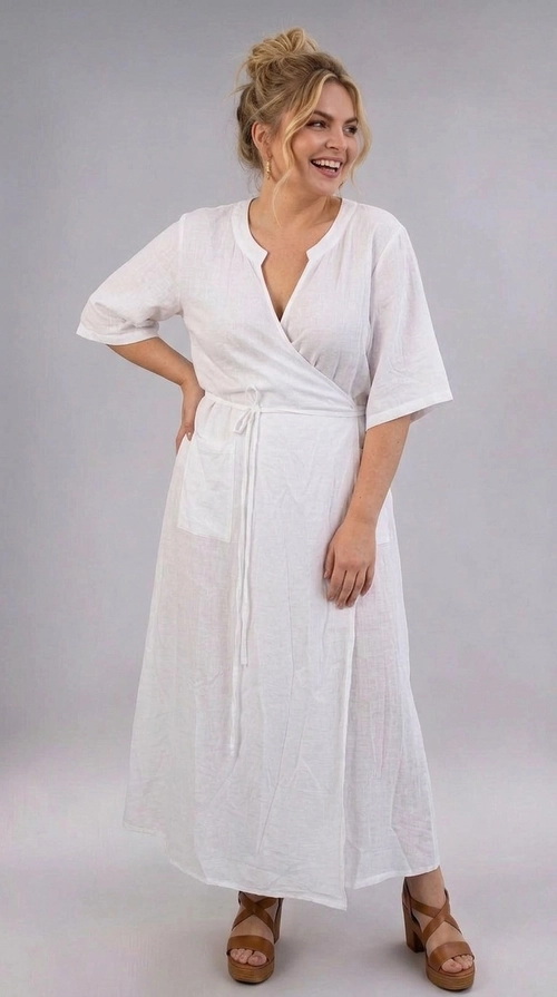 Φόρεμα άσπρο καλοκαιρινό - FRW809 | Candiashop Boutique, Ένα υπέροχο φόρεμα σε λευκό χρώμα που αναδεικνύει την ομορφιά κάθε γυναίκας, ιδανικό για plus size σιλουέτες. Το wrap στυλ του με το χαρακτηριστικό V-λαιμόκοψη δημιουργεί μια κομψή και κολακευτική εφαρμογή, ενώ η υφή του υφάσματος, που θυμίζει λινό, προσδίδει ένα αέρινο και φυσικό χαρακτήρα. Το φόρεμα διαθέτει κοντά μανίκια σε στυλ κιμονό, που χαρίζουν άνεση και ελευθερία κινήσεων, καθώς και ένα λεπτό ζωνάκι στη μέση που τονίζει τις καμπύλες. Το μάξι μήκος του, που φτάνει έως τον αστράγαλο, το καθιστά ιδανικό για κάθε περίσταση. Μια εξαιρετική επιλογή για καλοκαιρινές βόλτες, παραλία, καλοκαιρινά πάρτι ή ακόμα και για πιο επίσημες εξόδους. Μπορεί να συνδυαστεί τέλεια με καφέ πλατφόρμες ή σανδάλια, όπως φαίνεται στη φωτογραφία, αλλά και με χρυσά αξεσουάρ για ένα ολοκληρωμένο, θηλυκό αποτέλεσμα. Ένα διαχρονικό κομμάτι που δεν πρέπει να λείπει από καμία γκαρνταρόμπα.