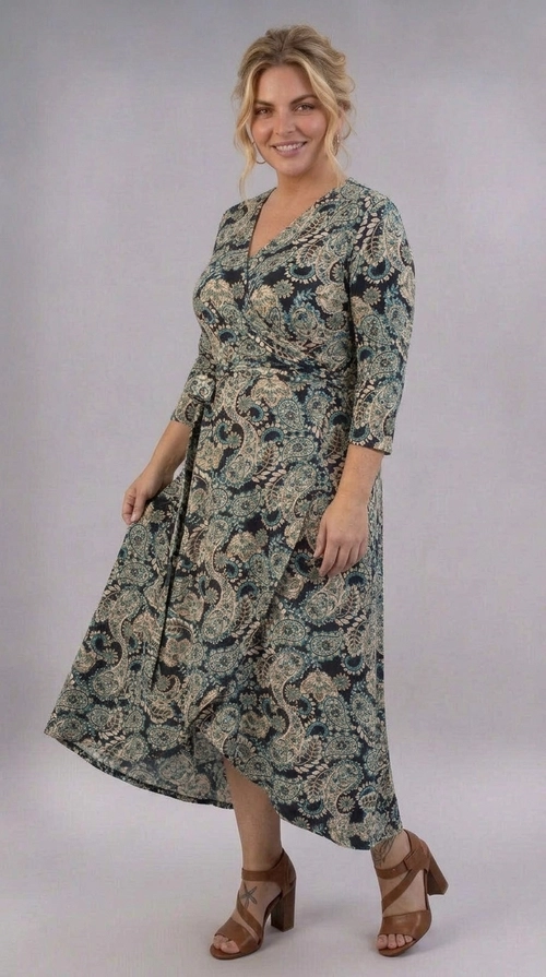 Φόρεμα εμπριμέ χειμωνιάτικο - FRW810 | Candiashop Boutique, Ένα υπέροχο φόρεμα plus size που συνδυάζει κομψότητα και άνεση με τον πιο γοητευτικό τρόπο. Το εντυπωσιακό paisley μοτίβο σε αποχρώσεις σκούρου ναυτικού μπλε, μπεζ και πετρόλ δημιουργεί ένα αριστοκρατικό αποτέλεσμα που κολακεύει κάθε σιλουέτα. Το κρουαζέ ντεκολτέ σε σχήμα V προσφέρει έναν αισθησιακό αέρα, ενώ τα μανίκια τριών τετάρτων το καθιστούν κατάλληλο για κάθε εποχή. Η γραμμή A με το ασύμμετρο τελείωμα στο τμήμα της φούστας προσθέτει κίνηση και δυναμισμό, ενώ το μάζεμα στη μέση τονίζει ευγενικά τις καμπύλες. Το ύφασμα φαίνεται να έχει ελαστικότητα, εξασφαλίζοντας άριστη εφαρμογή και ελευθερία κινήσεων καθ' όλη τη διάρκεια της ημέρας. Μπορεί να φορεθεί με καφέ σανδάλια με τακούνι για ένα έτοιμο εορταστικό look, αλλά και με μπότες για πιο casual εμφανίσεις. Ιδανικό για επαγγελματικά γεύματα, οικογενειακές συναντήσεις ή βραδινές εξόδους, αυτό το φόρεμα είναι η τέλεια επιλογή για κάθε γυναίκα που θέλει να αισθάνεται όμορφη και σέξι.