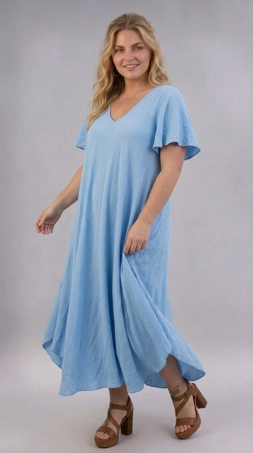 Φόρεμα γαλάζιο καλοκαιρινό - FRW807 | Candiashop Boutique, Ένα υπέροχο maxi φόρεμα σε γαλάζιο χρώμα που ορίζει την ανεμελιά και τη θηλυκότητα. Με κομψό V-λαιμόκοψη και κοντά, ελαφρώς φαρδιά μανίκια που προσθέτουν μια ρομαντική αίσθηση, το φόρεμα αυτό είναι σχεδιασμένο για να κολακεύει κάθε σιλουέτα. Η γραμμή Α που ακολουθεί δημιουργεί μια ρέουσα, άνετη εφαρμογή που χαρίζει ελευθερία κινήσεων, ενώ το ελαφρώς crinkle ύφασμα προσδίδει ενδιαφέρουσα υφή και αέρινη αίσθηση. Ιδανικό για καλοκαιρινές εκδρομές, βόλτες στην παραλία, καλοκαιρινά πάρτι ή casual εξόδους, αυτό το φόρεμα συνδυάζει άνεση και στυλ με άψογο τρόπο. Μπορεί να φορεθεί με πλατφόρμες ή σανδάλια για ένα boho-chic αποτέλεσμα, ή με λευκά sneakers για πιο casual εμφάνιση. Το γαλάζιο χρώμα του παραπέμπει στον καλοκαιρινό ουρανό και ταιριάζει τέλεια με χρυσά αξεσουάρ και ψάθινη τσάντα. Ειδικά σχεδιασμένο για plus size σώματα, προσφέρει άνεση χωρίς να θυσιάζει την κομψότητα.