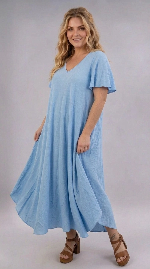 Φόρεμα γαλάζιο καλοκαιρινό - FRW807 | Candiashop Boutique, Ένα υπέροχο maxi φόρεμα σε γαλάζιο χρώμα που ορίζει την ανεμελιά και τη θηλυκότητα. Με κομψό V-λαιμόκοψη και κοντά, ελαφρώς φαρδιά μανίκια που προσθέτουν μια ρομαντική αίσθηση, το φόρεμα αυτό είναι σχεδιασμένο για να κολακεύει κάθε σιλουέτα. Η γραμμή Α που ακολουθεί δημιουργεί μια ρέουσα, άνετη εφαρμογή που χαρίζει ελευθερία κινήσεων, ενώ το ελαφρώς crinkle ύφασμα προσδίδει ενδιαφέρουσα υφή και αέρινη αίσθηση. Ιδανικό για καλοκαιρινές εκδρομές, βόλτες στην παραλία, καλοκαιρινά πάρτι ή casual εξόδους, αυτό το φόρεμα συνδυάζει άνεση και στυλ με άψογο τρόπο. Μπορεί να φορεθεί με πλατφόρμες ή σανδάλια για ένα boho-chic αποτέλεσμα, ή με λευκά sneakers για πιο casual εμφάνιση. Το γαλάζιο χρώμα του παραπέμπει στον καλοκαιρινό ουρανό και ταιριάζει τέλεια με χρυσά αξεσουάρ και ψάθινη τσάντα. Ειδικά σχεδιασμένο για plus size σώματα, προσφέρει άνεση χωρίς να θυσιάζει την κομψότητα.