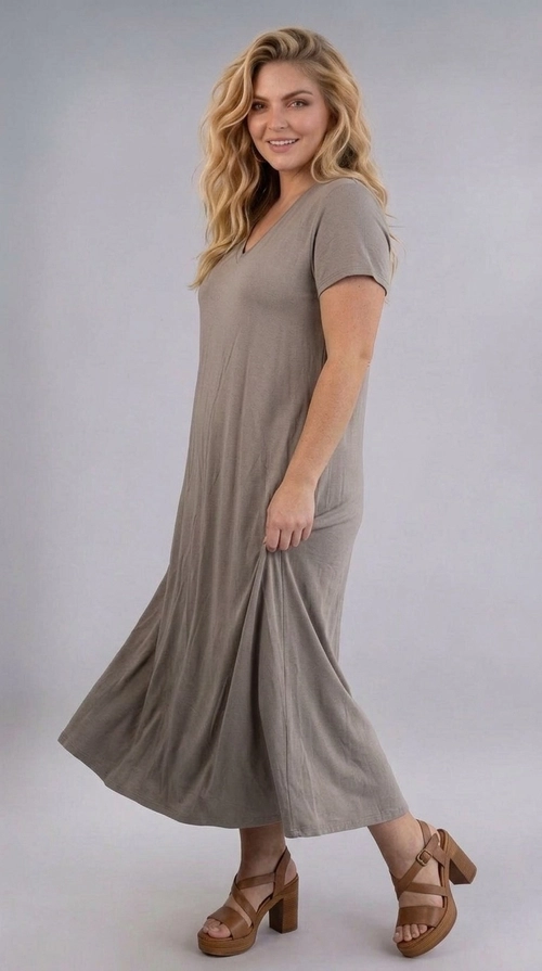 Φόρεμα γκρι καλοκαιρινό - FRW805 | Candiashop Boutique, Ανακαλύψτε την απόλυτη άνεση και στυλ με αυτό το μακρύ φόρεμα plus size σε υπέροχη γήινη απόχρωση μπεζ-γκρι, γνωστή και ως "taupe". Το μονόχρωμο σχέδιό του εκπέμπει κομψή απλότητα, ενώ η γραμμή A που ακολουθεί χαρίζει ρευστή και κολακευτική εφαρμογή για κάθε σωματότυπο. Ο λαιμός σε σχήμα V προσθέτει θηλυκό άγγιγμα, ενώ τα κοντά μανίκια εξασφαλίζουν άνεση κατά τους ζεστούς μήνες. Το φόρεμα φτάνει μέχρι τον αστράγαλο, προσφέροντας κομψή και συνάμα άνετη εμφάνιση. Η απαλή, ελαστική υφή του υφάσματος το κάνει ιδανικό για καθημερινή χρήση, αλλά και για πιο χαλαρές εξόδους. Μπορεί να φορεθεί με ψηλοτάκουνα σανδάλια ταμπά για έναν πιο dressed-up look, όπως φαίνεται στη φωτογραφία, ή με sneakers για μια πιο casual εμφάνιση. Ιδανικό για βόλτες, καλοκαιρινά γεύματα ή ακόμα και για ταξίδια, αυτό το φόρεμα είναι η τέλεια επιλογή για τη σύγχρονη γυναίκα που αναζητά στυλ χωρίς συμβιβασμούς στην άνεση.