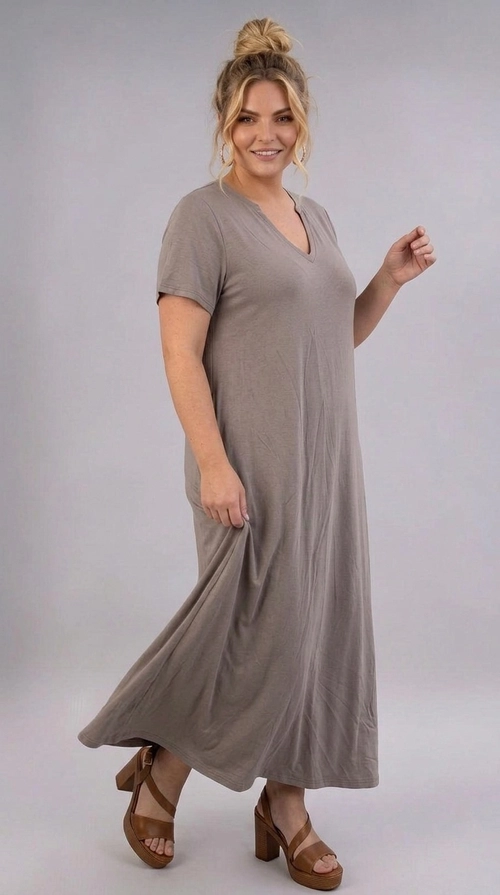 Φόρεμα γκρι καλοκαιρινό - FRW805 | Candiashop Boutique, Ανακαλύψτε την απόλυτη άνεση και στυλ με αυτό το μακρύ φόρεμα plus size σε υπέροχη γήινη απόχρωση μπεζ-γκρι, γνωστή και ως "taupe". Το μονόχρωμο σχέδιό του εκπέμπει κομψή απλότητα, ενώ η γραμμή A που ακολουθεί χαρίζει ρευστή και κολακευτική εφαρμογή για κάθε σωματότυπο. Ο λαιμός σε σχήμα V προσθέτει θηλυκό άγγιγμα, ενώ τα κοντά μανίκια εξασφαλίζουν άνεση κατά τους ζεστούς μήνες. Το φόρεμα φτάνει μέχρι τον αστράγαλο, προσφέροντας κομψή και συνάμα άνετη εμφάνιση. Η απαλή, ελαστική υφή του υφάσματος το κάνει ιδανικό για καθημερινή χρήση, αλλά και για πιο χαλαρές εξόδους. Μπορεί να φορεθεί με ψηλοτάκουνα σανδάλια ταμπά για έναν πιο dressed-up look, όπως φαίνεται στη φωτογραφία, ή με sneakers για μια πιο casual εμφάνιση. Ιδανικό για βόλτες, καλοκαιρινά γεύματα ή ακόμα και για ταξίδια, αυτό το φόρεμα είναι η τέλεια επιλογή για τη σύγχρονη γυναίκα που αναζητά στυλ χωρίς συμβιβασμούς στην άνεση.