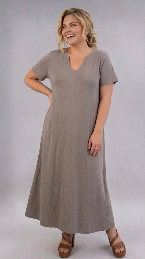 Φόρεμα γκρι καλοκαιρινό - FRW805 | Candiashop Boutique, Ανακαλύψτε την απόλυτη άνεση και στυλ με αυτό το μακρύ φόρεμα plus size σε υπέροχη γήινη απόχρωση μπεζ-γκρι, γνωστή και ως "taupe". Το μονόχρωμο σχέδιό του εκπέμπει κομψή απλότητα, ενώ η γραμμή A που ακολουθεί χαρίζει ρευστή και κολακευτική εφαρμογή για κάθε σωματότυπο. Ο λαιμός σε σχήμα V προσθέτει θηλυκό άγγιγμα, ενώ τα κοντά μανίκια εξασφαλίζουν άνεση κατά τους ζεστούς μήνες. Το φόρεμα φτάνει μέχρι τον αστράγαλο, προσφέροντας κομψή και συνάμα άνετη εμφάνιση. Η απαλή, ελαστική υφή του υφάσματος το κάνει ιδανικό για καθημερινή χρήση, αλλά και για πιο χαλαρές εξόδους. Μπορεί να φορεθεί με ψηλοτάκουνα σανδάλια ταμπά για έναν πιο dressed-up look, όπως φαίνεται στη φωτογραφία, ή με sneakers για μια πιο casual εμφάνιση. Ιδανικό για βόλτες, καλοκαιρινά γεύματα ή ακόμα και για ταξίδια, αυτό το φόρεμα είναι η τέλεια επιλογή για τη σύγχρονη γυναίκα που αναζητά στυλ χωρίς συμβιβασμούς στην άνεση.