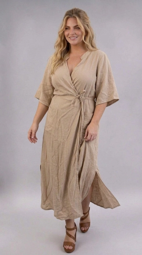 Φόρεμα κρεμ καλοκαιρινό - FRW808 | Candiashop Boutique, Ανακαλύψτε την απόλυτη καλοκαιρινή κομψότητα με αυτό το υπέροχο maxi φόρεμα plus size σε αμμουδί απόχρωση. Κατασκευασμένο από λινό ύφασμα υψηλής ποιότητας, προσφέρει εξαιρετική άνεση και αναπνεύσιμη αίσθηση, ιδανική για τις ζεστές μέρες του καλοκαιριού. Το κρουαζέ σχέδιο στο μπούστο δημιουργεί μια κολακευτική σιλουέτα, ενώ η ζώνη δεσίματος στη μέση αναδεικνύει το σχήμα του σώματος με χάρη. Τα κοντά μανίκια και η μεσαία λαιμόκοψη προσδίδουν ένα αέρινο, boho-chic ύφος, ενώ το πλαϊνό άνοιγμα στο τελείωμα προσθέτει μια πινελιά αισθησιασμού. Διαθέτει πρακτικές τσέπες, καθιστώντας το εξίσου λειτουργικό και στιλάτο. Μπορεί να φορεθεί με πλατφόρμες σανδάλια σε καφέ απόχρωση για ένα ολοκληρωμένο look, ή με επίπεδα πέδιλα για μια πιο casual εμφάνιση. Ιδανικό για βόλτες στην παραλία, καλοκαιρινές εκδρομές ή χαλαρές συναντήσεις, αυτό το φόρεμα αποτελεί must-have κομμάτι για κάθε γυναίκα που αγαπά τη φυσική κομψότητα.