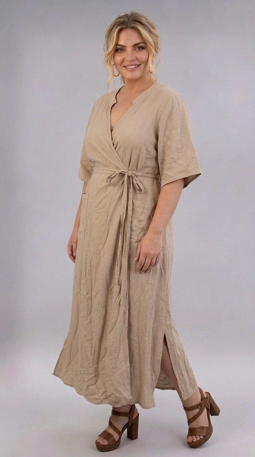 Φόρεμα κρεμ καλοκαιρινό - FRW808 | Candiashop Boutique, Ανακαλύψτε την απόλυτη καλοκαιρινή κομψότητα με αυτό το υπέροχο maxi φόρεμα plus size σε αμμουδί απόχρωση. Κατασκευασμένο από λινό ύφασμα υψηλής ποιότητας, προσφέρει εξαιρετική άνεση και αναπνεύσιμη αίσθηση, ιδανική για τις ζεστές μέρες του καλοκαιριού. Το κρουαζέ σχέδιο στο μπούστο δημιουργεί μια κολακευτική σιλουέτα, ενώ η ζώνη δεσίματος στη μέση αναδεικνύει το σχήμα του σώματος με χάρη. Τα κοντά μανίκια και η μεσαία λαιμόκοψη προσδίδουν ένα αέρινο, boho-chic ύφος, ενώ το πλαϊνό άνοιγμα στο τελείωμα προσθέτει μια πινελιά αισθησιασμού. Διαθέτει πρακτικές τσέπες, καθιστώντας το εξίσου λειτουργικό και στιλάτο. Μπορεί να φορεθεί με πλατφόρμες σανδάλια σε καφέ απόχρωση για ένα ολοκληρωμένο look, ή με επίπεδα πέδιλα για μια πιο casual εμφάνιση. Ιδανικό για βόλτες στην παραλία, καλοκαιρινές εκδρομές ή χαλαρές συναντήσεις, αυτό το φόρεμα αποτελεί must-have κομμάτι για κάθε γυναίκα που αγαπά τη φυσική κομψότητα.