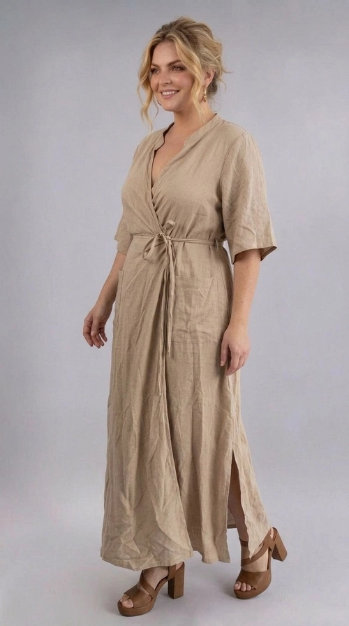 Φόρεμα κρεμ καλοκαιρινό - FRW808 | Candiashop Boutique, Ανακαλύψτε την απόλυτη καλοκαιρινή κομψότητα με αυτό το υπέροχο maxi φόρεμα plus size σε αμμουδί απόχρωση. Κατασκευασμένο από λινό ύφασμα υψηλής ποιότητας, προσφέρει εξαιρετική άνεση και αναπνεύσιμη αίσθηση, ιδανική για τις ζεστές μέρες του καλοκαιριού. Το κρουαζέ σχέδιο στο μπούστο δημιουργεί μια κολακευτική σιλουέτα, ενώ η ζώνη δεσίματος στη μέση αναδεικνύει το σχήμα του σώματος με χάρη. Τα κοντά μανίκια και η μεσαία λαιμόκοψη προσδίδουν ένα αέρινο, boho-chic ύφος, ενώ το πλαϊνό άνοιγμα στο τελείωμα προσθέτει μια πινελιά αισθησιασμού. Διαθέτει πρακτικές τσέπες, καθιστώντας το εξίσου λειτουργικό και στιλάτο. Μπορεί να φορεθεί με πλατφόρμες σανδάλια σε καφέ απόχρωση για ένα ολοκληρωμένο look, ή με επίπεδα πέδιλα για μια πιο casual εμφάνιση. Ιδανικό για βόλτες στην παραλία, καλοκαιρινές εκδρομές ή χαλαρές συναντήσεις, αυτό το φόρεμα αποτελεί must-have κομμάτι για κάθε γυναίκα που αγαπά τη φυσική κομψότητα.