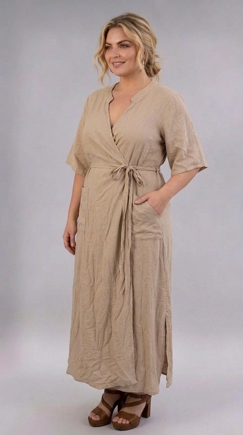 Φόρεμα κρεμ καλοκαιρινό - FRW808 | Candiashop Boutique, Ανακαλύψτε την απόλυτη καλοκαιρινή κομψότητα με αυτό το υπέροχο maxi φόρεμα plus size σε αμμουδί απόχρωση. Κατασκευασμένο από λινό ύφασμα υψηλής ποιότητας, προσφέρει εξαιρετική άνεση και αναπνεύσιμη αίσθηση, ιδανική για τις ζεστές μέρες του καλοκαιριού. Το κρουαζέ σχέδιο στο μπούστο δημιουργεί μια κολακευτική σιλουέτα, ενώ η ζώνη δεσίματος στη μέση αναδεικνύει το σχήμα του σώματος με χάρη. Τα κοντά μανίκια και η μεσαία λαιμόκοψη προσδίδουν ένα αέρινο, boho-chic ύφος, ενώ το πλαϊνό άνοιγμα στο τελείωμα προσθέτει μια πινελιά αισθησιασμού. Διαθέτει πρακτικές τσέπες, καθιστώντας το εξίσου λειτουργικό και στιλάτο. Μπορεί να φορεθεί με πλατφόρμες σανδάλια σε καφέ απόχρωση για ένα ολοκληρωμένο look, ή με επίπεδα πέδιλα για μια πιο casual εμφάνιση. Ιδανικό για βόλτες στην παραλία, καλοκαιρινές εκδρομές ή χαλαρές συναντήσεις, αυτό το φόρεμα αποτελεί must-have κομμάτι για κάθε γυναίκα που αγαπά τη φυσική κομψότητα.
