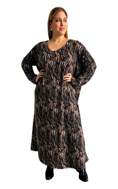 Αυτό το εντυπωσιακό χειμωνιάτικο φόρεμα σε αποχρώσεις καφέ είναι η τέλεια επιλογή για τη γυναίκα που αγαπά τις ξεχωριστές εμφανίσεις. Με φαρδιά γραμμή και άνετη εφαρμογή, χαρίζει κομψότητα και στυλ σε κάθε σιλουέτα. Τα μακριά, φαρδιά μανίκια προσφέρουν άνεση στις κινήσεις, ενώ το μήκος του φορέματος που φτάνει μέχρι τον αστράγαλο δημιουργεί μια κομψή εμφάνιση. Μπορεί να συνδυαστεί τέλεια με μαύρα μποτάκια για καθημερινές εμφανίσεις ή με ψηλοτάκουνα παπούτσια για βραδινές εξόδους. Η στρογγυλή λαιμόκοψη και η ρέουσα υφή του υφάσματος προσφέρουν άνεση καθ\u0027 όλη τη διάρκεια της ημέρας. Ιδανικό για επαγγελματικά ραντεβού, βόλτες στην πόλη ή ακόμα και για πιο επίσημες περιστάσεις με τα κατάλληλα αξεσουάρ. Ένα ευέλικτο κομμάτι που θα αναβαθμίσει τη χειμερινή σας γκαρνταρόμπα.