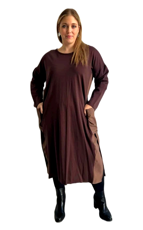 Αυτό το κομψό φόρεμα σε βαθύ καφέ χρώμα αποτελεί την ιδανική επιλογή για τις χειμερινές σας εμφανίσεις. Με άνετη γραμμή που κολακεύει κάθε σωματότυπο, διαθέτει μακριά μανίκια και μήκος που φτάνει κάτω από το γόνατο, προσφέροντας κομψότητα και ζεστασιά. Οι πλαϊνές τσέπες σε απόχρωση καφέ\u002Dμπεζ δημιουργούν μια εντυπωσιακή χρωματική αντίθεση, προσθέτοντας ένα μοντέρνο στοιχείο στο σχεδιασμό. Το φόρεμα διαθέτει στρογγυλή λαιμόκοψη και χαλαρή εφαρμογή που επιτρέπει άνετες κινήσεις, ενώ οι πλαϊνές σχισμές προσθέτουν ευκολία στο περπάτημα. Ιδανικό για καθημερινές εξόδους, μπορεί να φορεθεί με μποτάκια ή μπότες για ένα ολοκληρωμένο χειμερινό look. Συνδυάστε το με ένα statement κόσμημα ή ένα φουλάρι για πιο επίσημες περιστάσεις. Το υλικό του φορέματος είναι μαλακό και ευχάριστο στην αφή, ιδανικό για όλη την ημέρα. Η απλή αλλά κομψή γραμμή του το καθιστά διαχρονικό κομμάτι που θα αγαπήσετε για πολλές σεζόν.