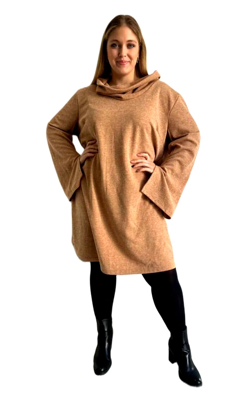 Αυτό το κομψό φόρεμα σε απόχρωση κρεμ είναι η τέλεια προσθήκη στη χειμερινή σας γκαρνταρόμπα. Με φαρδιά γραμμή που κολακεύει κάθε σιλουέτα, διαθέτει έναν εντυπωσιακό ψηλό λαιμό που πέφτει απαλά, προσθέτοντας κομψότητα και στυλ. Τα φαρδιά μανίκια με το χαρακτηριστικό άνοιγμα στις άκρες προσφέρουν μια δραματική πινελιά στο σύνολο, ενώ το μήκος του καλύπτει ιδανικά τους γοφούς. Κατασκευασμένο από μαλακό πλεκτό ύφασμα με ελαφριά υφή μελανζέ, προσφέρει ζεστασιά χωρίς να προσθέτει όγκο. Συνδυάζεται τέλεια με μαύρο καλσόν και μποτάκια για καθημερινές εμφανίσεις ή επαγγελματικές συναντήσεις. Η άνετη εφαρμογή του επιτρέπει ελευθερία κινήσεων, ενώ το διαχρονικό του χρώμα ταιριάζει εύκολα με αξεσουάρ σε χρυσαφί ή σκούρες αποχρώσεις. Ιδανικό για τις κρύες μέρες του χειμώνα, αυτό το φόρεμα μπορεί να φορεθεί από το πρωί μέχρι το βράδυ, προσφέροντας άνεση και κομψότητα σε κάθε περίσταση. Η ποιοτική του κατασκευή εγγυάται πως θα παραμείνει αγαπημένο κομμάτι της συλλογής σας για πολλές σεζό