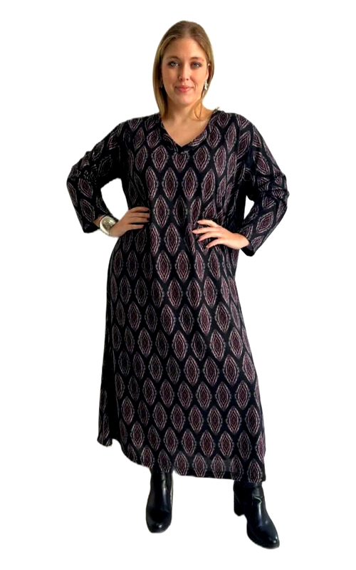 Αυτό το κομψό χειμωνιάτικο φόρεμα σε μαύρο φόντο με γεωμετρικό μοτίβο σε αποχρώσεις του μοβ και ροζ προσφέρει στυλ και άνεση για καθημερινές εμφανίσεις. Το διακριτικό ρόμβικό σχέδιο δημιουργεί ένα εντυπωσιακό οπτικό αποτέλεσμα που κολακεύει τη σιλουέτα. Με μακριά μανίκια και V\u002Dλαιμόκοψη, το φόρεμα χαρακτηρίζεται από την άνετη γραμμή του που πέφτει απαλά μέχρι τον αστράγαλο, προσφέροντας ελευθερία κινήσεων. Το ελαφρώς ριχτό στυλ του το καθιστά ιδανική επιλογή για όλους τους σωματότυπους, ενώ η ποιοτική του ύφανση εξασφαλίζει διαχρονικότητα και αντοχή. Συνδυάστε το με μαύρες μπότες για καθημερινές εξορμήσεις ή με ψηλοτάκουνα παπούτσια για πιο επίσημες περιστάσεις. Ιδανικό για το γραφείο, απογευματινούς καφέδες ή βραδινές εξόδους, αυτό το φόρεμα προσαρμόζεται εύκολα σε κάθε περίσταση με τα κατάλληλα αξεσουάρ. Η άνετη εφαρμογή του το καθιστά την τέλεια επιλογή για τις κρύες μέρες του χειμώνα, προσφέροντας στυλ χωρίς να θυσιάζεται η άνεση.