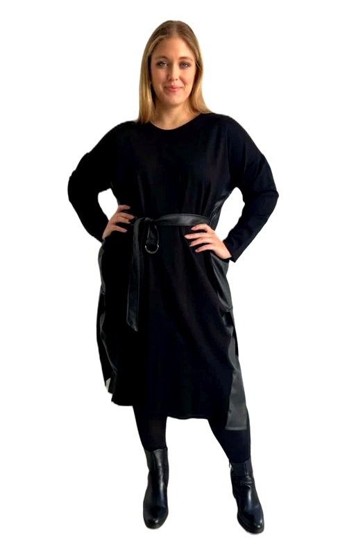 Αυτό το κομψό μαύρο φόρεμα αποτελεί την ιδανική επιλογή για τη χειμερινή σας γκαρνταρόμπα. Με την άνετη γραμμή του και το απαλό ύφασμα, προσφέρει μια διαχρονική κομψότητα που μπορεί να προσαρμοστεί σε πολλές περιστάσεις. Το βαθύ μαύρο χρώμα του συνδυάζεται αρμονικά με τη δερμάτινη ζώνη στη μέση, η οποία τονίζει τη σιλουέτα και προσθέτει μια μοντέρνα πινελιά. Το φόρεμα διαθέτει μακριά μανίκια και άνετη γραμμή, ιδανικό για τις κρύες ημέρες του χειμώνα. Το μήκος του φτάνει κάτω από το γόνατο, προσφέροντας μια κολακευτική εφαρμογή για κάθε σωματότυπο. Μπορεί να φορεθεί με μαύρες μπότες για ένα ολοκληρωμένο κομψό look, όπως παρουσιάζεται στην εικόνα, ή με ψηλοτάκουνα παπούτσια για πιο επίσημες περιστάσεις. Είναι ιδανικό για καθημερινές επαγγελματικές εμφανίσεις, βραδινές εξόδους ή ακόμα και για πιο επίσημες εκδηλώσεις, ανάλογα με τα αξεσουάρ που θα επιλέξετε. Η απλή αλλά κομψή σχεδίαση του το καθιστά ένα ευέλικτο κομμάτι που θα αγαπήσετε για πολλές σεζόν.