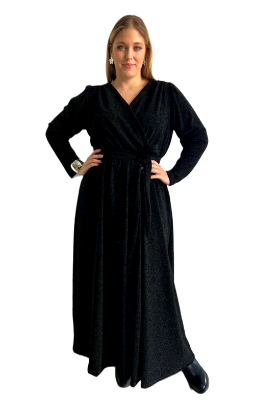 Αυτό το κομψό μάξι φόρεμα σε βαθύ μαύρο χρώμα αποτελεί την ιδανική επιλογή για τις χειμερινές σας εμφανίσεις. Με την κρουαζέ σχεδίαση στο μπούστο και τη λεπτή ζώνη στη μέση που τονίζει τη σιλουέτα, προσφέρει μια εξαιρετικά κολακευτική εφαρμογή. Τα μακριά μανίκια παρέχουν ζεστασιά κατά τους κρύους μήνες, ενώ το ρέον ύφασμα χαρίζει άνεση και κομψότητα σε κάθε κίνηση. Το φόρεμα διαθέτει V\u002Dλαιμόκοψη που αναδεικνύει διακριτικά το ντεκολτέ, ενώ η φαρδιά φούστα που πέφτει ανάλαφρα μέχρι τους αστραγάλους προσφέρει θηλυκότητα και στυλ. Μπορεί να φορεθεί με μποτάκια ή γόβες για βραδινές εξόδους, επίσημες εκδηλώσεις ή ακόμα και στο γραφείο συνδυασμένο με ένα κομψό σακάκι. Ιδανικό για γυναίκες που αναζητούν έναν συνδυασμό κομψότητας και άνεσης, αυτό το διαχρονικό μαύρο φόρεμα αποτελεί βασικό κομμάτι για κάθε χειμερινή γκαρνταρόμπα.