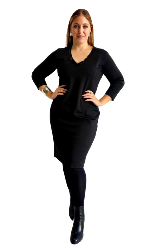 Αυτό το κομψό μαύρο φόρεμα αποτελεί την ιδανική προσθήκη στη χειμερινή σας γκαρνταρόμπα. Με την απαλή του υφή και την άψογη εφαρμογή που κολακεύει τη σιλουέτα, είναι σχεδιασμένο για να αναδεικνύει τις καμπύλες σας με την πιο κολακευτική γραμμή. Το βαθύ μαύρο χρώμα του προσφέρει διαχρονική κομψότητα, ενώ ο λιτός σχεδιασμός με τον V λαιμό και τα μανίκια τριών τετάρτων το καθιστούν ιδανικό τόσο για επαγγελματικές συναντήσεις όσο και για βραδινές εξόδους. Το φόρεμα έχει μεσαίο μήκος που φτάνει λίγο κάτω από το γόνατο, προσφέροντας μια κομψή εμφάνιση που μπορεί να συνδυαστεί άψογα με μαύρα μποτάκια και καλσόν για τις κρύες μέρες. Η ελαστική του σύνθεση εξασφαλίζει άνεση καθ\u0027 όλη τη διάρκεια της ημέρας, ενώ διατηρεί το σχήμα του χωρίς να ζαρώνει. Ολοκληρώστε το σύνολό σας με κοσμήματα της επιλογής σας και μια κομψή τσάντα για μια εμφάνιση που θα σας χαρίσει αυτοπεποίθηση από το πρωί μέχρι το βράδυ.
