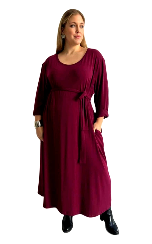 Αυτό το κομψό φόρεμα σε πλούσιο μπορντό χρώμα αποτελεί την ιδανική επιλογή για τη χειμερινή σας γκαρνταρόμπα. Με την άνετη γραμμή του και το μαλακό, ρέον ύφασμα, προσφέρει εξαιρετική άνεση καθ\u0027 όλη τη διάρκεια της ημέρας. Τα τρία τέταρτα μανίκια με τις διακριτικές πιέτες προσθέτουν μια κομψή λεπτομέρεια, ενώ η ζώνη στη μέση αναδεικνύει τη σιλουέτα με χάρη. Το φόρεμα διαθέτει πρακτικές πλαϊνές τσέπες και στρογγυλή λαιμόκοψη που κολακεύει τον λαιμό. Το μήκος του φτάνει μέχρι τους αστραγάλους, κάνοντάς το ιδανικό για συνδυασμό με μποτάκια ή μπότες για τις κρύες μέρες του χειμώνα. Μπορεί εύκολα να μεταμορφωθεί από καθημερινό σε βραδινό outfit με την προσθήκη κοσμημάτων και των κατάλληλων αξεσουάρ. Το βαθύ μπορντό χρώμα του είναι διαχρονικό και ταιριάζει εξαιρετικά με μαύρα ή χρυσά αξεσουάρ. Φορέστε το στο γραφείο, σε μια έξοδο για καφέ ή σε μια βραδινή εκδήλωση και ξεχωρίστε με την κομψότητα και τη θηλυκότητά σας.
