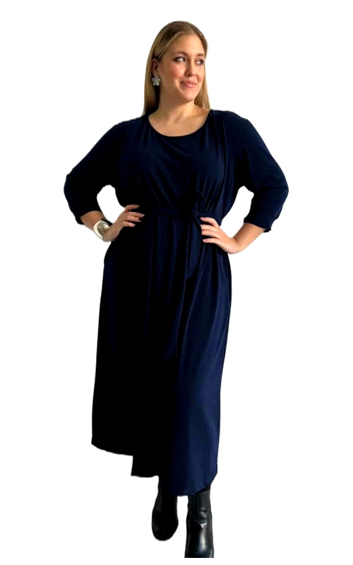 Αυτό το κομψό φόρεμα σε βαθύ σκούρο μπλε αποτελεί την ιδανική προσθήκη στη χειμερινή σας γκαρνταρόμπα. Με την άνετη γραμμή του και το μήκος που φτάνει στους αστραγάλους, προσφέρει μια θηλυκή σιλουέτα που κολακεύει κάθε σωματότυπο. Τα μανίκια τριών τετάρτων προσθέτουν κομψότητα, ενώ η ελαφρώς μαζεμένη μέση τονίζει διακριτικά τη σιλουέτα χωρίς να περιορίζει τις κινήσεις σας. Κατασκευασμένο από μαλακό, ρέον ύφασμα που αγκαλιάζει το σώμα με άνεση, είναι ιδανικό για καθημερινές εμφανίσεις αλλά και για πιο επίσημες περιστάσεις. Συνδυάστε το με μποτάκια για ένα στιλάτο καθημερινό σύνολο ή με ψηλοτάκουνα παπούτσια και εντυπωσιακά κοσμήματα για βραδινές εξόδους. Ο λιτός σχεδιασμός του επιτρέπει αμέτρητους συνδυασμούς με αξεσουάρ, από κασκόλ και ζακέτες μέχρι statement κοσμήματα. Ένα διαχρονικό κομμάτι που θα σας συντροφεύει σε πολλές χειμερινές περιστάσεις με στυλ και άνεση.