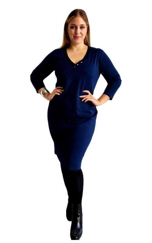 Αυτό το κομψό φόρεμα σε βαθύ ναυτικό μπλε χρώμα αποτελεί την ιδανική επιλογή για το χειμωνιάτικο σας γκαρνταρόμπα. Με την απλή αλλά διαχρονική γραμμή του, χαρίζει μια κολακευτική εφαρμογή που αναδεικνύει τη σιλουέτα με στυλ και άνεση. Το λαιμόκοψμα σε σχήμα V με διακριτικές λεπτομέρειες από μικρές διακοσμητικές χάντρες προσθέτει μια κομψή πινελιά στο συνολικό σχεδιασμό. Διαθέτει μανίκια τριών τετάρτων που το καθιστούν ιδανικό για τις ψυχρότερες μέρες, ενώ το μήκος του φτάνει λίγο κάτω από το γόνατο για μια κομψή και επαγγελματική εμφάνιση. Συνδυάστε το με μαύρο καλσόν και μποτάκια για ένα ολοκληρωμένο χειμερινό σύνολο, ιδανικό τόσο για το γραφείο όσο και για βραδινές εξόδους. Το φόρεμα είναι κατασκευασμένο από μαλακό, ελαστικό ύφασμα που προσφέρει άνεση καθ\u0027 όλη τη διάρκεια της ημέρας, ενώ διατηρεί το σχήμα του χωρίς να τσαλακώνεται. Ένα ευέλικτο κομμάτι που μπορεί εύκολα να μεταμορφωθεί από ημερήσιο σε βραδινό με τα κατάλληλα αξεσουάρ.