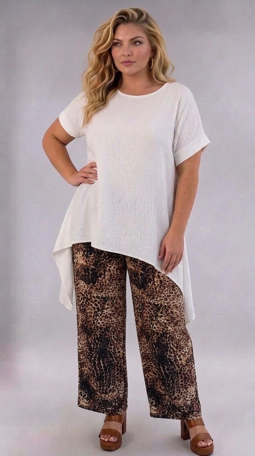 Παντελόνα γυναικεία animal print plus size - PANT208 | Candiashop Boutique, Η παντελόνα αυτή είναι η ιδανική επιλογή για κάθε γυναίκα που θέλει να συνδυάσει το στυλ με την άνεση. Διαθέτει εντυπωσιακό animal print μοτίβο σε αποχρώσεις καφέ, μπεζ και μαύρου, που της προσδίδει έναν τολμηρό και θηλυκό χαρακτήρα. Η φαρδιά, palazzo γραμμή της εξασφαλίζει άνετη εφαρμογή και ελευθερία κινήσεων, ενώ το ελαφρύ, ρέον ύφασμα πέφτει κομψά στο σώμα, κολακεύοντας κάθε σιλουέτα. Ειδικά σχεδιασμένη για plus size μεγέθη, προσφέρει εξαιρετική εφαρμογή και άνεση καθ' όλη τη διάρκεια της ημέρας. Μπορεί να φορεθεί με απλή λευκή μπλούζα ή τοπ για ένα casual, καθημερινό look, αλλά και με κομψό σακάκι για πιο επίσημες περιστάσεις. Συνδυάζεται τέλεια με ψηλοτάκουνα πέδιλα ή sneakers, ανάλογα με την περίσταση. Ιδανική για καλοκαιρινές εξόδους, βόλτες ή ακόμα και ταξίδια, αυτή η παντελόνα αποτελεί must-have κομμάτι για κάθε γυναικεία γκαρνταρόμπα που αναζητά στυλ και άνεση σε ένα.