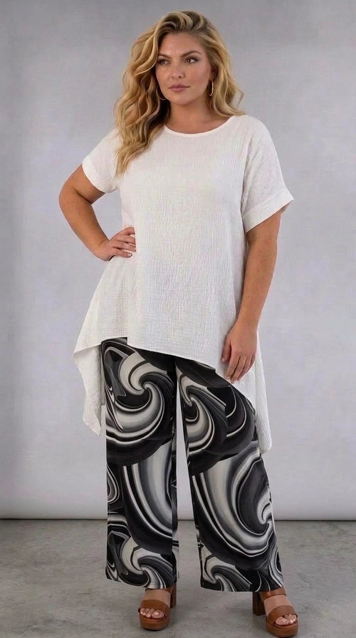 Παντελόνα γυναικεία εμπριμέ plus size - PANT199 | Candiashop Boutique, Η παντελόνα αυτή είναι η ιδανική επιλογή για τη σύγχρονη γυναίκα που αγαπά το στυλ και την άνεση. Διαθέτει εντυπωσιακό μοτίβο με δίνες σε αποχρώσεις μαύρου, γκρι και εκρού, που δημιουργούν ένα δυναμικό και μοντέρνο αποτέλεσμα. Η φαρδιά, palazzo γραμμή της χαρίζει ελευθερία κινήσεων, ενώ παράλληλα κολακεύει κάθε σιλουέτα, καθιστώντας την ιδανική για plus size μεγέθη. Το ρευστό ύφασμά της πέφτει χαριτωμένα και δίνει μια αέρινη αίσθηση, κατάλληλη για κάθε εποχή. Μπορεί να φορεθεί με ένα απλό λευκό ή μονόχρωμο τοπ για casual εμφανίσεις, αλλά και με ένα κομψό σακάκι για πιο επίσημες περιστάσεις. Συνδυάζεται άψογα με ψηλοτάκουνα πέδιλα ή sneakers, ανάλογα με την περίσταση. Ιδανική για βόλτες, επαγγελματικά ραντεβού ή βραδινές εξόδους, η παντελόνα αυτή αποτελεί must-have κομμάτι για κάθε γυναικεία γκαρνταρόμπα που αναζητά το τέλειο συνδυασμό στυλ και άνεσης.