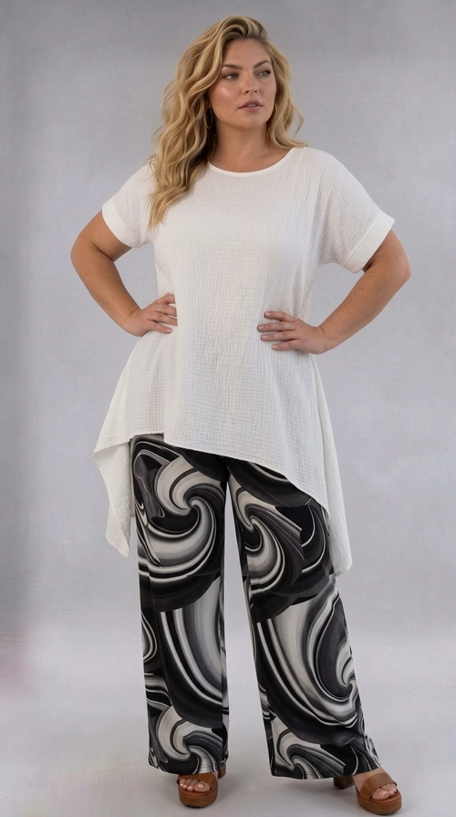 Παντελόνα γυναικεία εμπριμέ plus size - PANT199 | Candiashop Boutique, Η παντελόνα αυτή είναι η ιδανική επιλογή για τη σύγχρονη γυναίκα που αγαπά το στυλ και την άνεση. Διαθέτει εντυπωσιακό μοτίβο με δίνες σε αποχρώσεις μαύρου, γκρι και εκρού, που δημιουργούν ένα δυναμικό και μοντέρνο αποτέλεσμα. Η φαρδιά, palazzo γραμμή της χαρίζει ελευθερία κινήσεων, ενώ παράλληλα κολακεύει κάθε σιλουέτα, καθιστώντας την ιδανική για plus size μεγέθη. Το ρευστό ύφασμά της πέφτει χαριτωμένα και δίνει μια αέρινη αίσθηση, κατάλληλη για κάθε εποχή. Μπορεί να φορεθεί με ένα απλό λευκό ή μονόχρωμο τοπ για casual εμφανίσεις, αλλά και με ένα κομψό σακάκι για πιο επίσημες περιστάσεις. Συνδυάζεται άψογα με ψηλοτάκουνα πέδιλα ή sneakers, ανάλογα με την περίσταση. Ιδανική για βόλτες, επαγγελματικά ραντεβού ή βραδινές εξόδους, η παντελόνα αυτή αποτελεί must-have κομμάτι για κάθε γυναικεία γκαρνταρόμπα που αναζητά το τέλειο συνδυασμό στυλ και άνεσης.