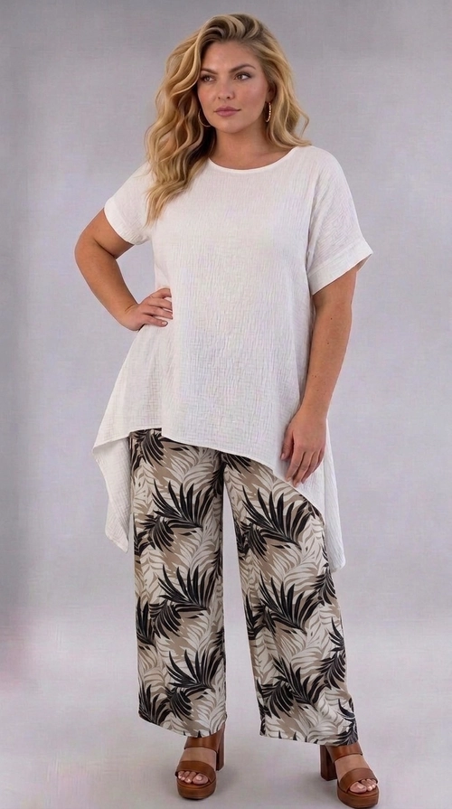Παντελόνα γυναικεία εμπριμέ plus size - PANT201 | Candiashop Boutique, Η παντελόνα αυτή είναι η ιδανική επιλογή για κάθε γυναίκα που αναζητά άνεση και στυλ σε ένα μοναδικό κομμάτι. Διαθέτει εντυπωσιακό τροπικό μοτίβο με φύλλα φοίνικα σε βαθύ μαύρο χρώμα, που ξεχωρίζουν πάνω σε μπεζ-γκρίζο φόντο, δημιουργώντας ένα δυναμικό και μοντέρνο αποτέλεσμα. Η φαρδιά γραμμή palazzo προσφέρει εξαιρετική άνεση κίνησης, ενώ η ψηλόμεση εφαρμογή κολακεύει τη σιλουέτα και αναδεικνύει τις καμπύλες με χάρη. Το ελαφρύ ύφασμα την καθιστά ιδανική για ζεστές μέρες, ενώ το boho-chic ύφος της ταιριάζει τέλεια με διάφορα looks. Μπορεί να φορεθεί με λευκό oversized top, όπως φαίνεται στη φωτογραφία, αλλά και με ένα απλό μονόχρωμο αμάνικο ή ένα κομψό σατέν πουκάμισο. Κατάλληλη για καθημερινές εξόδους, βόλτες στην παραλία, αλλά και για πιο χαλαρές επαγγελματικές περιστάσεις. Ένα must-have κομμάτι για κάθε plus size γκαρνταρόμπα!