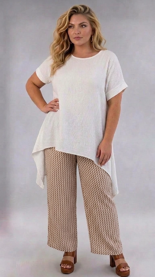 Παντελόνα γυναικεία εμπριμέ plus size - PANT207 | Candiashop Boutique, Η παντελόνα αυτή αποτελεί την ιδανική επιλογή για κάθε γυναίκα που αναζητά στυλ και άνεση σε μεγάλα μεγέθη. Διαθέτει εντυπωσιακό μοτίβο pied-de-poule σε αποχρώσεις καφέ και κρεμ, που της προσδίδει έναν κομψό και διαχρονικό χαρακτήρα. Η φαρδιά γραμμή της εξασφαλίζει μέγιστη άνεση καθ' όλη τη διάρκεια της ημέρας, ενώ το μήκος της φτάνει μέχρι τον αστράγαλο, δημιουργώντας μια αδιαμφισβήτητα κολακευτική σιλουέτα. Το σχέδιό της συνδυάζει αρμονικά το κλασικό με το σύγχρονο, καθιστώντας την κατάλληλη για πολλές περιστάσεις. Μπορεί να φορεθεί με ένα λευκό oversized τοπ για ένα casual chic αποτέλεσμα, όπως φαίνεται στη φωτογραφία, αλλά και με ένα σκούρο πουκάμισο ή ένα κομψό μπλουζάκι για πιο επίσημες εμφανίσεις. Ταιριάζει τέλεια με πλατφόρμες ή μπότες, ενώ μπορεί να συνδυαστεί και με sneakers για ένα πιο καθημερινό στυλ. Ιδανική επιλογή για εξόδους, γεύματα ή ακόμη και για το γραφείο.
