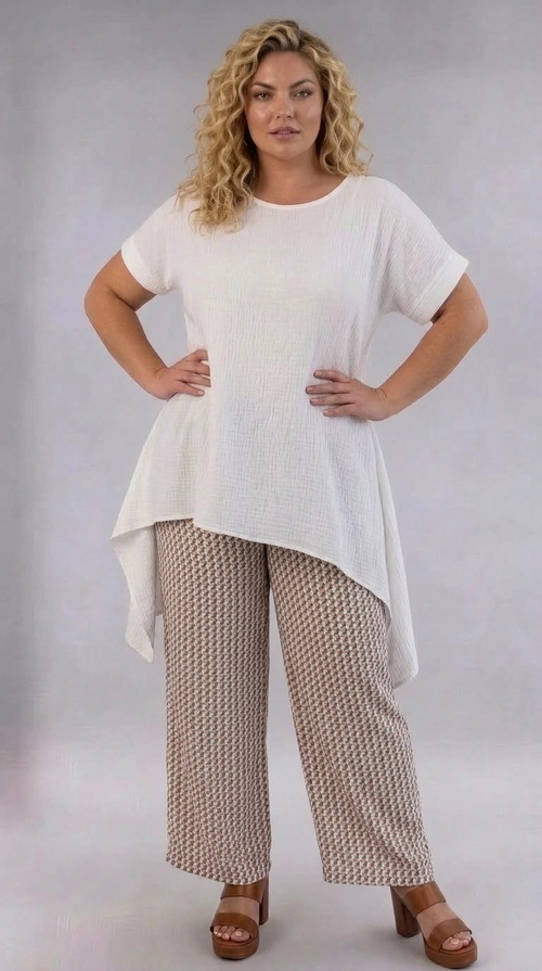 Παντελόνα γυναικεία εμπριμέ plus size - PANT207 | Candiashop Boutique, Η παντελόνα αυτή αποτελεί την ιδανική επιλογή για κάθε γυναίκα που αναζητά στυλ και άνεση σε μεγάλα μεγέθη. Διαθέτει εντυπωσιακό μοτίβο pied-de-poule σε αποχρώσεις καφέ και κρεμ, που της προσδίδει έναν κομψό και διαχρονικό χαρακτήρα. Η φαρδιά γραμμή της εξασφαλίζει μέγιστη άνεση καθ' όλη τη διάρκεια της ημέρας, ενώ το μήκος της φτάνει μέχρι τον αστράγαλο, δημιουργώντας μια αδιαμφισβήτητα κολακευτική σιλουέτα. Το σχέδιό της συνδυάζει αρμονικά το κλασικό με το σύγχρονο, καθιστώντας την κατάλληλη για πολλές περιστάσεις. Μπορεί να φορεθεί με ένα λευκό oversized τοπ για ένα casual chic αποτέλεσμα, όπως φαίνεται στη φωτογραφία, αλλά και με ένα σκούρο πουκάμισο ή ένα κομψό μπλουζάκι για πιο επίσημες εμφανίσεις. Ταιριάζει τέλεια με πλατφόρμες ή μπότες, ενώ μπορεί να συνδυαστεί και με sneakers για ένα πιο καθημερινό στυλ. Ιδανική επιλογή για εξόδους, γεύματα ή ακόμη και για το γραφείο.