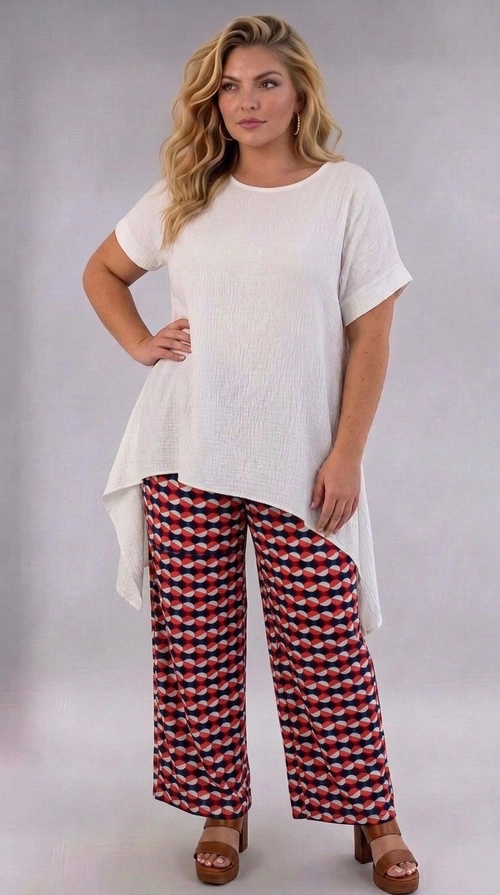 Παντελόνα γυναικεία εμπριμέ plus size - PANT209 | Candiashop Boutique, Η παντελόνα αυτή είναι η ιδανική επιλογή για τη σύγχρονη γυναίκα που αγαπά το στυλ και την άνεση. Διαθέτει ένα εντυπωσιακό γεωμετρικό μοτίβο σε αποχρώσεις σκούρου ναυτικού μπλε, κεραμιδί κόκκινου και εκρού, που της προσδίδει έναν δυναμικό και μοντέρνο χαρακτήρα. Η ευρύχωρη, φαρδιά γραμμή της εξασφαλίζει άριστη εφαρμογή και ελευθερία κινήσεων, ενώ το ίσιο, πλατύ μπατζάκι δημιουργεί μια κομψή και επιμηκυντική σιλουέτα που κολακεύει κάθε σώμα. Ιδανική για plus size γυναίκες, συνδυάζει άψογα στυλ και άνεση για κάθε περίσταση. Μπορεί να φορεθεί με απλό λευκό t-shirt ή τοπ για μια καθημερινή, χαλαρή εμφάνιση, αλλά και με κομψή μπλούζα για βραδινές εξόδους. Το γεωμετρικό της μοτίβο λειτουργεί ως το κεντρικό στοιχείο του ντυσίματος, επιτρέποντας τον συνδυασμό με μονόχρωμα κομμάτια. Ένα must-have κομμάτι για τη γκαρνταρόμπα κάθε γυναίκας που θέλει να εκφραστεί με αυτοπεποίθηση και χαρά.