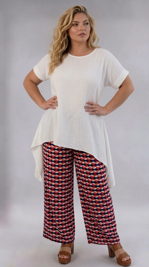 Παντελόνα γυναικεία εμπριμέ plus size - PANT209 | Candiashop Boutique, Η παντελόνα αυτή είναι η ιδανική επιλογή για τη σύγχρονη γυναίκα που αγαπά το στυλ και την άνεση. Διαθέτει ένα εντυπωσιακό γεωμετρικό μοτίβο σε αποχρώσεις σκούρου ναυτικού μπλε, κεραμιδί κόκκινου και εκρού, που της προσδίδει έναν δυναμικό και μοντέρνο χαρακτήρα. Η ευρύχωρη, φαρδιά γραμμή της εξασφαλίζει άριστη εφαρμογή και ελευθερία κινήσεων, ενώ το ίσιο, πλατύ μπατζάκι δημιουργεί μια κομψή και επιμηκυντική σιλουέτα που κολακεύει κάθε σώμα. Ιδανική για plus size γυναίκες, συνδυάζει άψογα στυλ και άνεση για κάθε περίσταση. Μπορεί να φορεθεί με απλό λευκό t-shirt ή τοπ για μια καθημερινή, χαλαρή εμφάνιση, αλλά και με κομψή μπλούζα για βραδινές εξόδους. Το γεωμετρικό της μοτίβο λειτουργεί ως το κεντρικό στοιχείο του ντυσίματος, επιτρέποντας τον συνδυασμό με μονόχρωμα κομμάτια. Ένα must-have κομμάτι για τη γκαρνταρόμπα κάθε γυναίκας που θέλει να εκφραστεί με αυτοπεποίθηση και χαρά.
