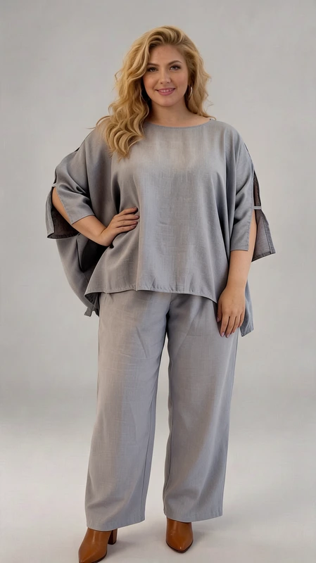 Παντελόνα γυναικεία plus size καλοκαιρινή γκρι - PANT119 | Candiashop Boutique, Κομψό σετ δύο τεμαχίων σε απαλό γκρι χρώμα, ιδανικό για άνετες αλλά στιλάτες εμφανίσεις. Η φαρδιά μπλούζα με την oversized σιλουέτα της προσφέρει άνεση και αέρινη αίσθηση, ενώ τα ιδιαίτερα μανίκια με τα ανοίγματα προσθέτουν μια μοντέρνα πινελιά στο σύνολο. Συνδυάζεται με την αντίστοιχη φαρδιά παντελόνα που χαρίζει ελευθερία κινήσεων και κολακεύει κάθε σωματότυπο. Το σετ είναι κατασκευασμένο από υψηλής ποιότητας λινό ύφασμα που επιτρέπει στο δέρμα να αναπνέει, καθιστώντας το ιδανική επιλογή για τις ζεστές καλοκαιρινές ημέρες ή για άνετες βραδινές εξόδους. Μπορεί να φορεθεί με μοντέρνα πέδιλα ή μποτάκια για μια πιο εκλεπτυσμένη εμφάνιση, ενώ συνδυάζεται εύκολα με διακριτικά κοσμήματα. Η απλή αλλά κομψή γραμμή του το καθιστά ιδανικό τόσο για καθημερινές εμφανίσεις όσο και για πιο επίσημες περιστάσεις, προσφέροντας άνεση χωρίς συμβιβασμούς στο στυλ.
