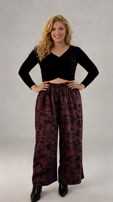 Παντελόνα γυναικεία plus size ανοιξιάτικη καφέ - PANT156 | Candiashop Boutique, Αναδείξτε το στυλ σας με αυτό το μοντέρνο σύνολο που συνδυάζει κομψότητα και άνεση. Η μαύρη κοντή μπλούζα με μακριά μανίκια διαθέτει εντυπωσιακό σχεδιασμό με V λαιμόκοψη και ιδιαίτερη συστροφή στο μπροστινό μέρος που αναδεικνύει διακριτικά τη μέση. Συνδυάζεται τέλεια με την εντυπωσιακή παντελόνα σε μπορντό-καφέ απόχρωση με μαύρο ζεβρέ μοτίβο που προσδίδει έναν αέρα θηλυκότητας και στυλ. Η παντελόνα έχει φαρδιά γραμμή, ελαστική μέση για άνετη εφαρμογή και φαρδύ καβάλο που κολακεύει κάθε σωματότυπο. Το μεταξωτό ύφασμα με την απαλή υφή ρέει κομψά, δημιουργώντας μια αέρινη σιλουέτα. Ιδανικό σύνολο για βραδινές εξόδους, κοκτέιλ πάρτι ή ακόμη και για πιο επίσημες περιστάσεις όταν συνδυαστεί με τα κατάλληλα αξεσουάρ. Φορέστε το με ψηλοτάκουνα πέδιλα και μια statement τσάντα για ένα ολοκληρωμένο εντυπωσιακό look.