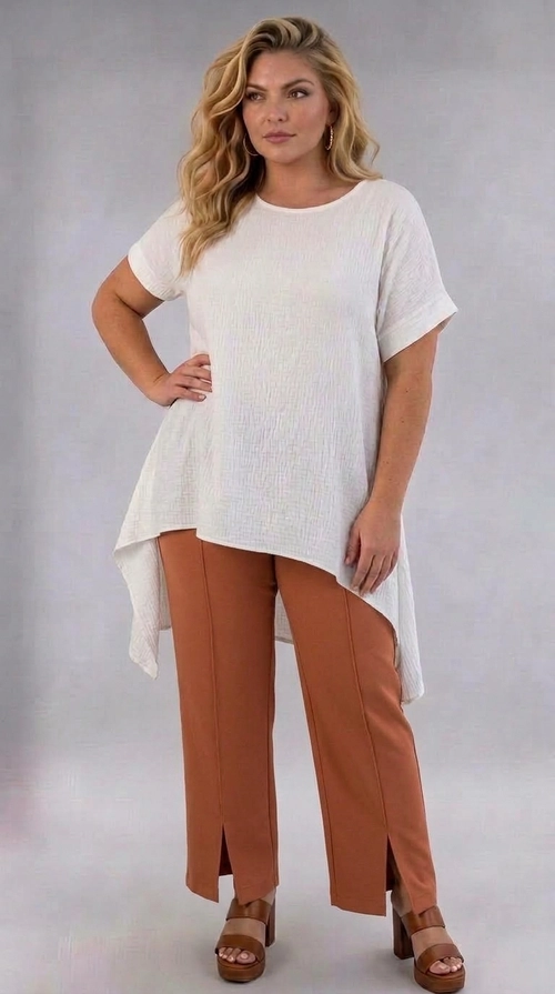Παντελόνα γυναικεία καφέ plus size - PANT204 | Candiashop Boutique, Η παντελόνα αυτή σε πλούσια γήινη απόχρωση κεραμιδί αποτελεί μια εκλεπτυσμένη επιλογή για τη σύγχρονη γυναίκα με καμπύλες. Με ψηλόμεση εφαρμογή που αναδεικνύει τη σιλουέτα, διαθέτει ίσια γραμμή που πέφτει κομψά μέχρι τον αστράγαλο, ενώ το λεπτό άνοιγμα στο κάτω μέρος κάθε ποδιάς προσδίδει ένα μοντέρνο και δυναμικό αέρα. Η λεία, μονόχρωμη υφή της υφασμάτινης επιφάνειας χαρίζει έναν ημιεπίσημο χαρακτήρα, ενώ οι λεπτές ραφές που διατρέχουν κατακόρυφα το πανωφόρι δημιουργούν οπτικό αδυνάτισμα. Μπορεί να φορεθεί με λευκή μπλούζα για ένα chic καθημερινό look, αλλά και με κομψή σακάκα για επαγγελματικές εμφανίσεις. Συνδυάζεται τέλεια με ψηλοτάκουνα πέδιλα σε καφέ ή μπεζ αποχρώσεις. Ιδανική επιλογή για το γραφείο, επαγγελματικά ραντεβού ή βραδινές εξόδους, αυτή η παντελόνα συνδυάζει άνεση και στυλ για κάθε plus size γυναίκα που θέλει να αισθάνεται σίγουρη και κομψή.