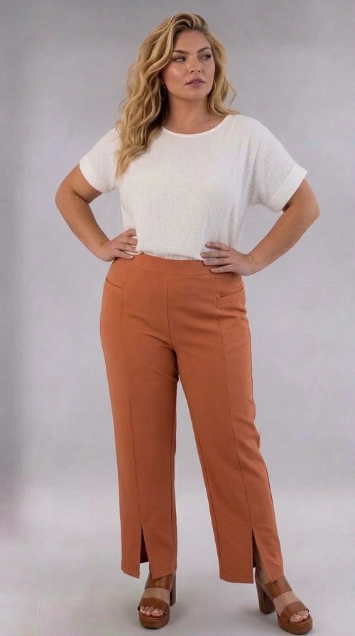 Παντελόνα γυναικεία καφέ plus size - PANT204 | Candiashop Boutique, Η παντελόνα αυτή σε πλούσια γήινη απόχρωση κεραμιδί αποτελεί μια εκλεπτυσμένη επιλογή για τη σύγχρονη γυναίκα με καμπύλες. Με ψηλόμεση εφαρμογή που αναδεικνύει τη σιλουέτα, διαθέτει ίσια γραμμή που πέφτει κομψά μέχρι τον αστράγαλο, ενώ το λεπτό άνοιγμα στο κάτω μέρος κάθε ποδιάς προσδίδει ένα μοντέρνο και δυναμικό αέρα. Η λεία, μονόχρωμη υφή της υφασμάτινης επιφάνειας χαρίζει έναν ημιεπίσημο χαρακτήρα, ενώ οι λεπτές ραφές που διατρέχουν κατακόρυφα το πανωφόρι δημιουργούν οπτικό αδυνάτισμα. Μπορεί να φορεθεί με λευκή μπλούζα για ένα chic καθημερινό look, αλλά και με κομψή σακάκα για επαγγελματικές εμφανίσεις. Συνδυάζεται τέλεια με ψηλοτάκουνα πέδιλα σε καφέ ή μπεζ αποχρώσεις. Ιδανική επιλογή για το γραφείο, επαγγελματικά ραντεβού ή βραδινές εξόδους, αυτή η παντελόνα συνδυάζει άνεση και στυλ για κάθε plus size γυναίκα που θέλει να αισθάνεται σίγουρη και κομψή.