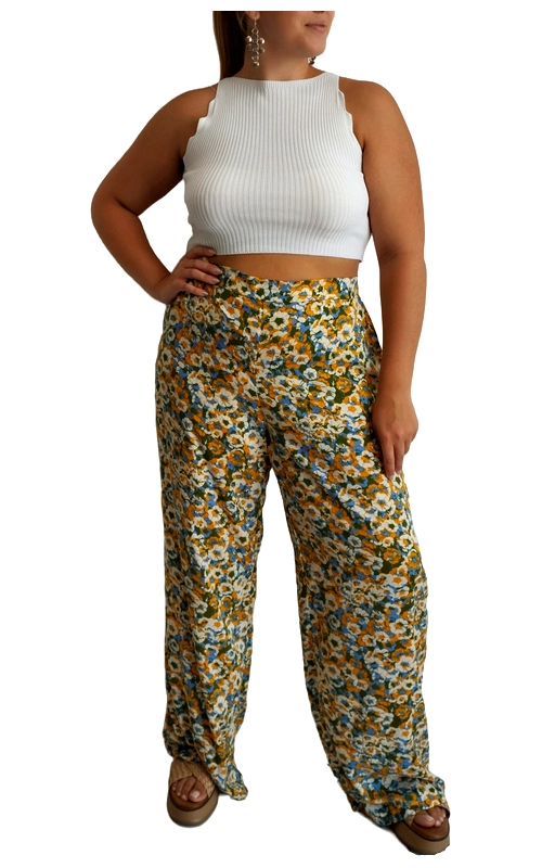 Αυτή η εντυπωσιακή γυναικεία παντελόνα με φλοράλ μοτίβο σε αποχρώσεις ώχρας, γαλάζιου και πράσινου θα αναβαθμίσει αμέσως την καλοκαιρινή σας γκαρνταρόμπα. Κατασκευασμένη από ελαφρύ, αέρινο ύφασμα που επιτρέπει άνετες κινήσεις, διαθέτει φαρδιά γραμμή που κολακεύει κάθε σωματότυπο. Η ψηλή μέση αναδεικνύει τη σιλουέτα ενώ το ζωηρό φλοράλ μοτίβο με τα κίτρινα και γαλάζια λουλούδια προσθέτει μια χαρούμενη, καλοκαιρινή νότα. Συνδυάστε την με ένα λευκό crop top όπως στην εικόνα για ένα μοντέρνο σύνολο, ή με ένα μονόχρωμο τοπ σε μία από τις αποχρώσεις του παντελονιού για πιο κομψό αποτέλεσμα. Ιδανική για καλοκαιρινούς περιπάτους, διακοπές, αλλά και για καθημερινές εμφανίσεις με στυλ. Ολοκληρώστε το look με επίπεδα σανδάλια για την ημέρα ή με πλατφόρμες για το βράδυ. Η άνεση συναντά το στυλ σε αυτό το must\u002Dhave κομμάτι της σεζόν!