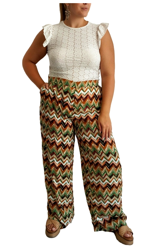 Αυτή η εντυπωσιακή παντελόνα με το ζωηρό ζικ\u002Dζακ μοτίβο αποτελεί την τέλεια επιλογή για το καλοκαιρινό σας γκαρνταρόμπα. Το φαρδύ σχέδιο χαρίζει άνεση και στυλ, ενώ ο συνδυασμός χρωμάτων σε πράσινο, καφέ, μπεζ και λευκό δημιουργεί μια ζεστή γήινη παλέτα που κολακεύει κάθε τύπο σώματος. Το ψηλόμεσο κόψιμο αναδεικνύει τη σιλουέτα, ενώ οι πλαϊνές τσέπες προσθέτουν πρακτικότητα στο κομψό σχέδιο. Συνδυάζεται τέλεια με το λευκό δαντελωτό τοπ με τα βολάν στα μανίκια που φαίνεται στη φωτογραφία, δημιουργώντας ένα ολοκληρωμένο καλοκαιρινό σύνολο. Ιδανική για παραθαλάσσιους περιπάτους, καλοκαιρινές εξορμήσεις ή απογευματινούς καφέδες. Η ελαφριά, αέρινη υφή του υφάσματος εξασφαλίζει δροσιά τις ζεστές ημέρες, ενώ η άνετη γραμμή επιτρέπει ελευθερία κινήσεων. Συνδυάστε με πλατφόρμες ή επίπεδα σανδάλια για μια ολοκληρωμένη καλοκαιρινή εμφάνιση που συνδυάζει κομψότητα και άνεση.