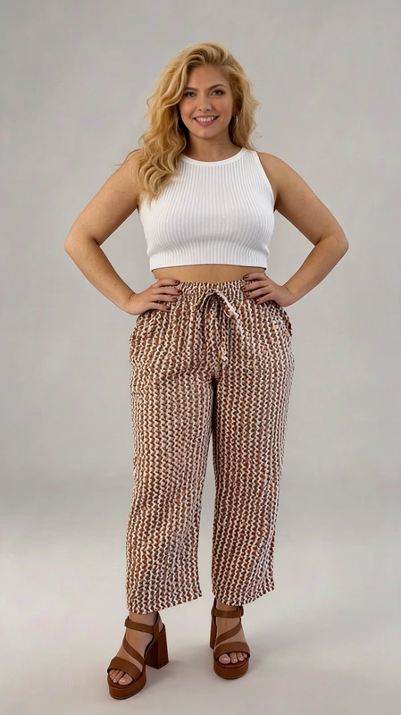 Παντελόνα γυναικεία plus size καλοκαιρινή καφέ - PANT148 | Candiashop Boutique, Αυτή η κομψή φαρδιά παντελόνα με γεωμετρικό μοτίβο σε αποχρώσεις του καφέ, μπεζ και λευκού αποτελεί την ιδανική επιλογή για το καλοκαιρινό σας ντύλιμο. Κατασκευασμένη από ελαφρύ, αέρινο ύφασμα που επιτρέπει στο δέρμα να αναπνέει, προσφέρει άνεση και στυλ ακόμα και τις πιο ζεστές ημέρες. Η ψηλόμεση γραμμή με το κορδόνι στη μέση επιτρέπει την προσαρμογή στις διαστάσεις σας, ενώ το φαρδύ πόδι χαρίζει ελευθερία κινήσεων και κολακεύει κάθε σωματότυπο. Συνδυάζεται υπέροχα με το λευκό πλεκτό τοπ όπως απεικονίζεται, αλλά και με μονόχρωμα μπλουζάκια ή πουκάμισα για διαφορετικές περιστάσεις. Ιδανική για καλοκαιρινές βόλτες, παραλιακούς περιπάτους ή ακόμα και για casual επαγγελματικές εμφανίσεις. Οι καφέ δερμάτινες πλατφόρμες συμπληρώνουν τέλεια το σύνολο. Το γεωμετρικό μοτίβο προσθέτει ενδιαφέρον στην εμφάνισή σας, ενώ οι γήινες αποχρώσεις ταιριάζουν εύκολα με πολλά χρώματα από την υπάρχουσα γκαρνταρόμπα σας.